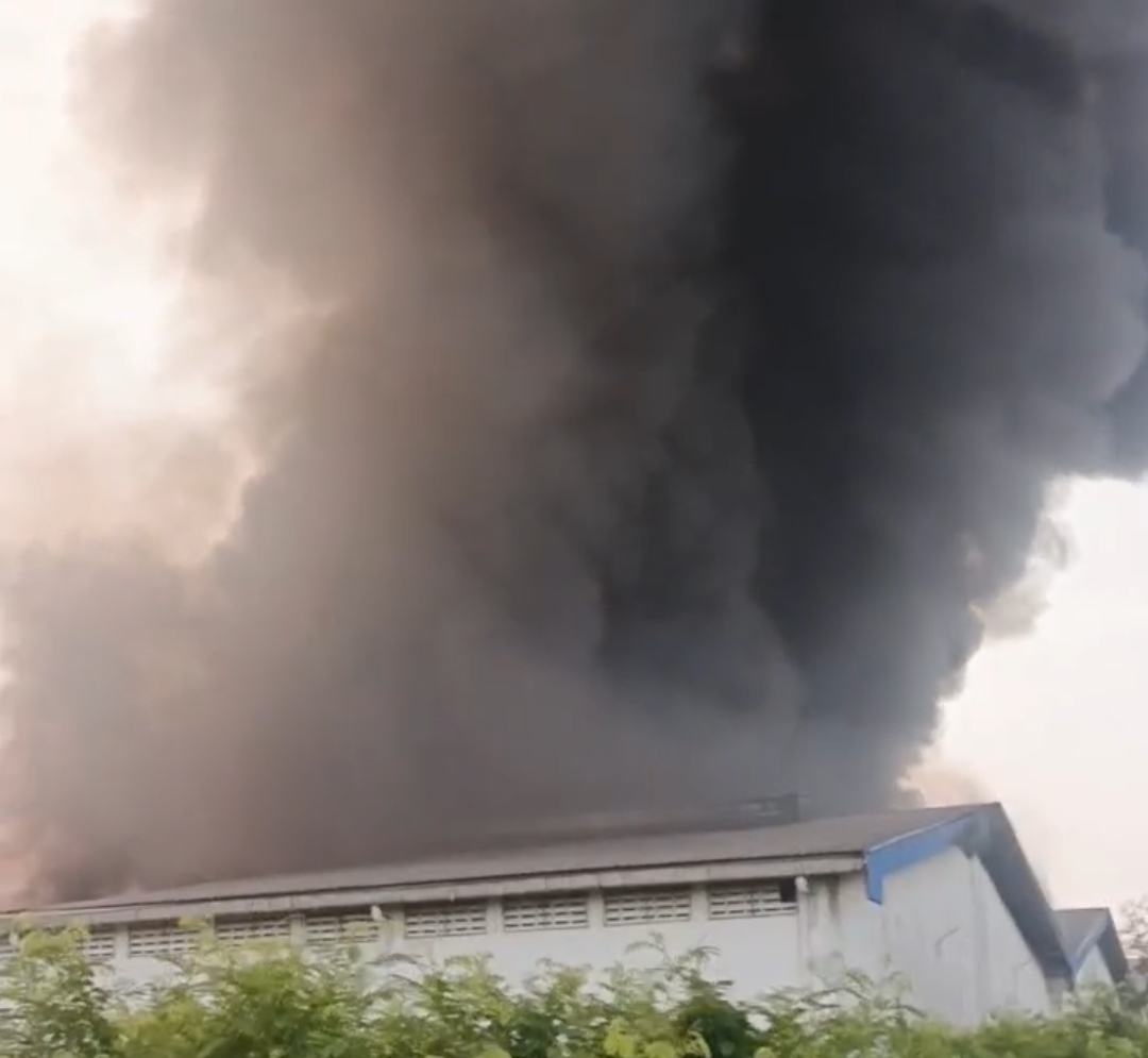 Pabrik Tekstil di Jababeka Terbakar Hebat, Puluhan Damkar Dikerahkan