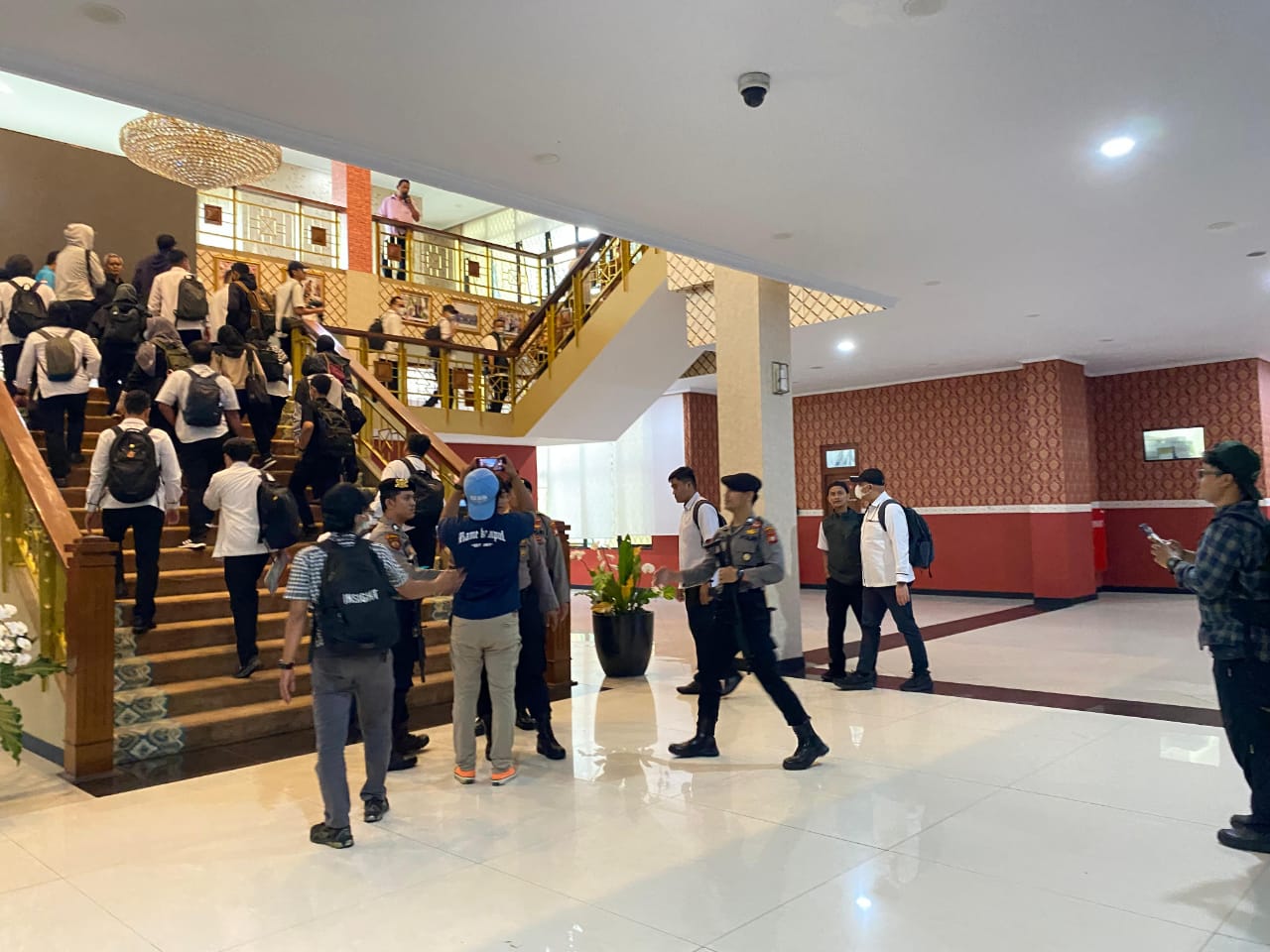 KPK Geledah Ruang Kerja Bupati Bekasi Ade Kuswara Kunang, Pelayanan Publik Dipastikan Tetap Berjalan