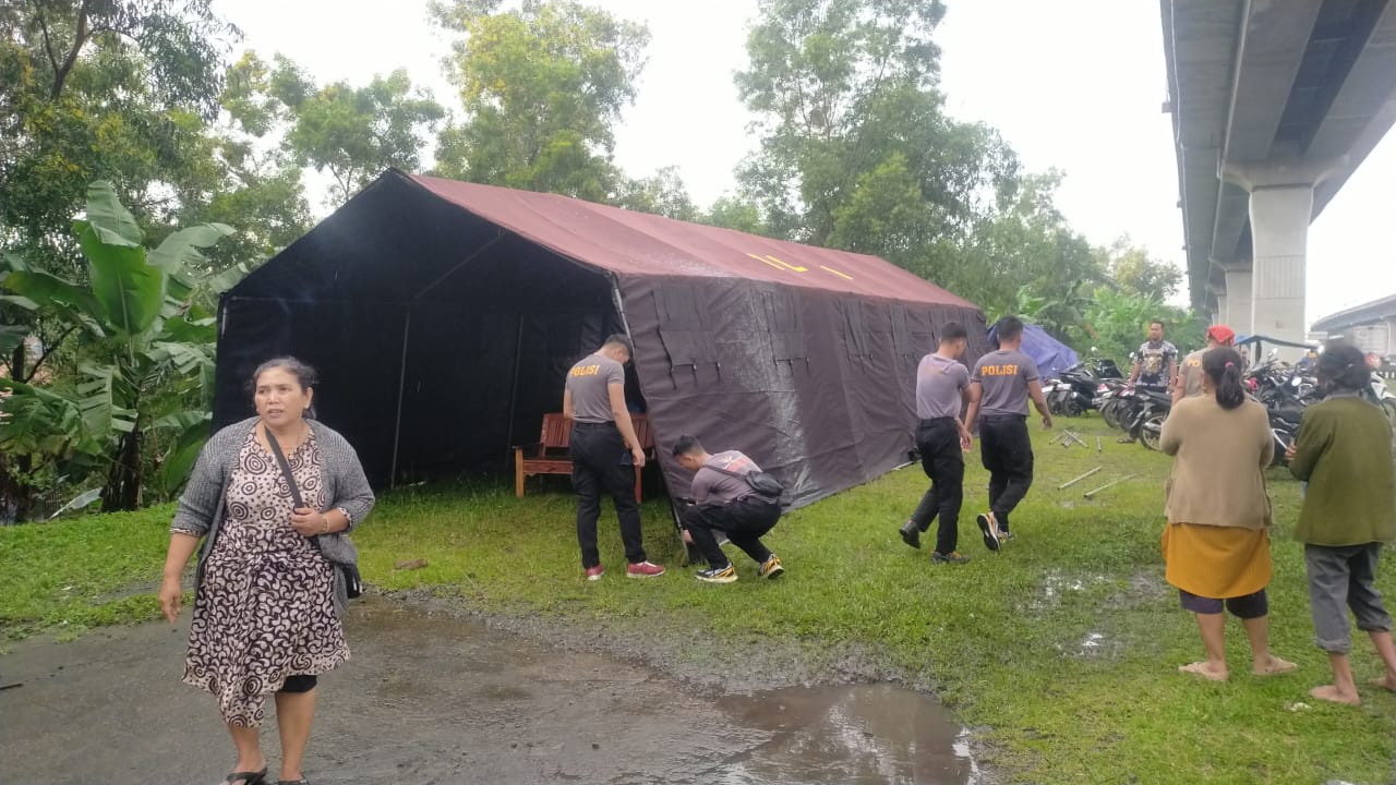 SINERGI LINTAS SEKTOR TERJADI DI KAMPUNG PONCOL DESA TANJUNGSARI – KAPOLRES METRO BEKASI BERSAMA PLT. BUPATI BEKASI DAN UNSUR TERKAIT TURUN LANGSUNG TANGANI BANJIR