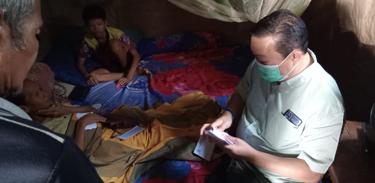 Mantan Kadinkes dr Maxi Berikan Bantuan Kemanusiaan Kepada Yati Hayati, Warga Binong yang Menderita Saraf Kejepit