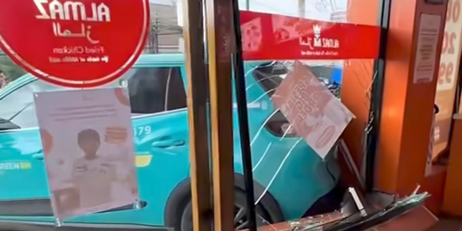 Taksi Listrik Warna Hijau Menabrak Pintu Masuk Restoran Ayam Goreng di Karang Tengah Tangerang