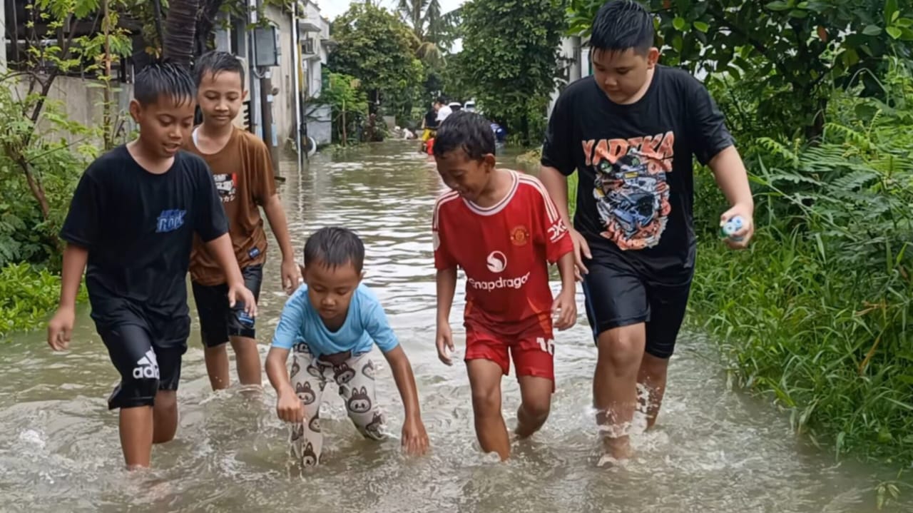 Banjir Rendam Perumahan GCC Asoka Bekasi, Anak Kecil Sambut dengan Keceriaan
