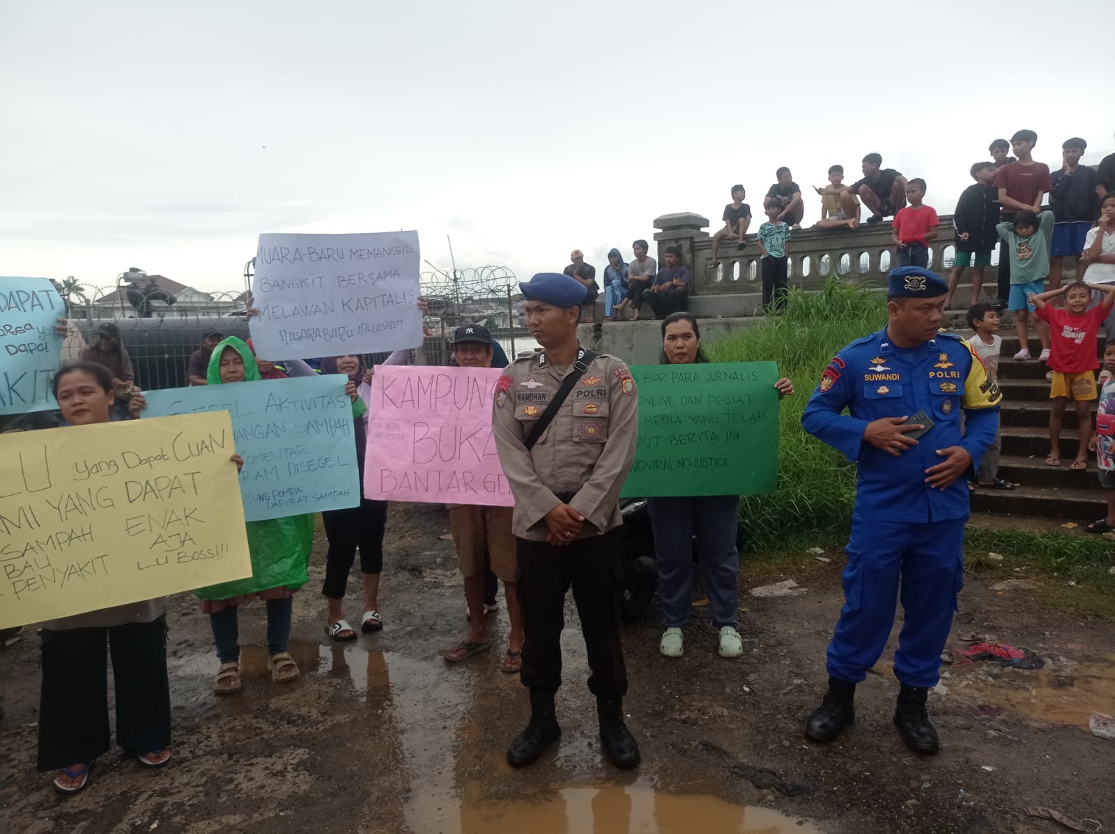 WARGA RT 020 RW 017 KELURAHAN PENJARINGAN SERUHKAN PENANGANAN AKHIRAT SAMPAH DI TANGGUL PANTAI MUARA BARU