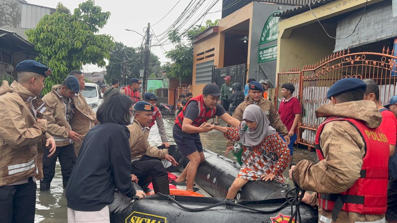 Satbrimob Batalyon C Polda Metro Jaya Mengevakuasi Korban Banjir di Dua Lokasi di Tangerang