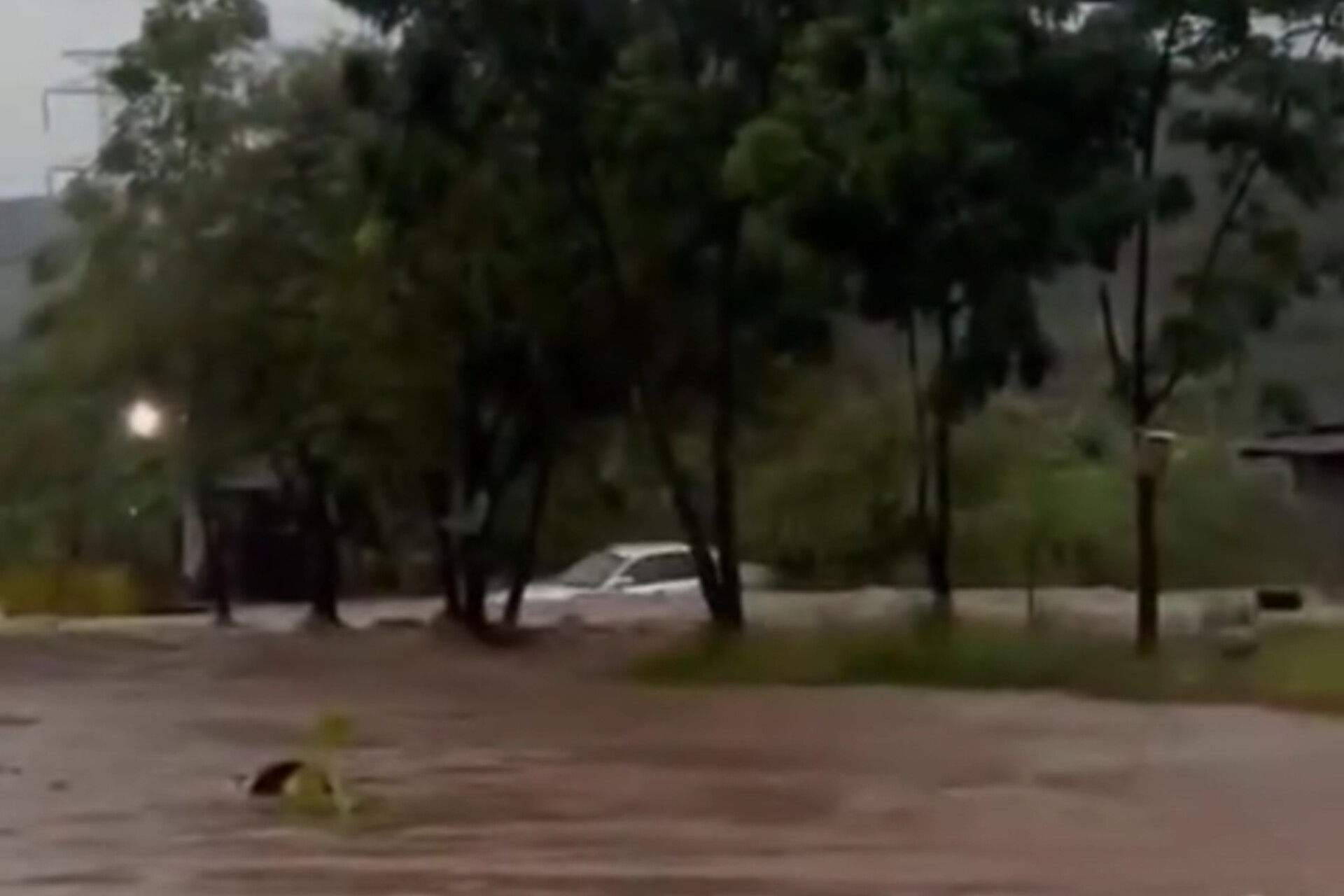 Banjir Menggenangi Jalan Lingkar Selatan Cilegon, Beberapa Kendaraan Terbawa Arus Saat Hujan Masih Turun