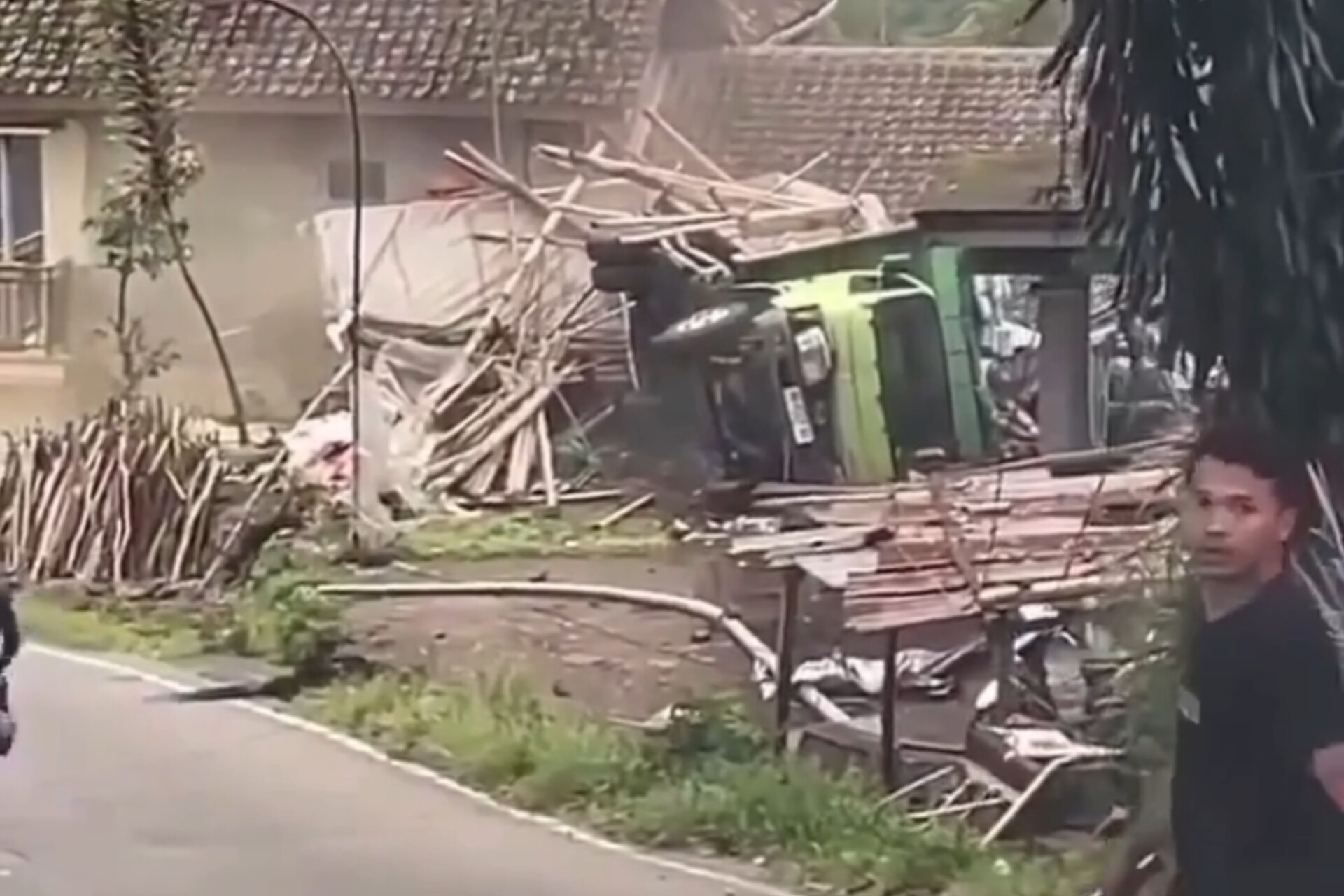 Detik-Detik Truk Gagal Nanjak, Mundur hingga Terbalik di Ketep Sawangan Magelang