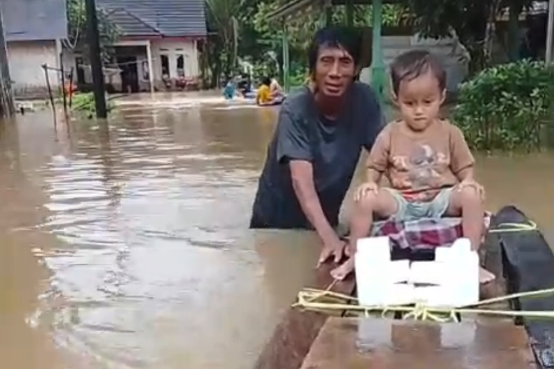 Banjir Besar Melanda Kecamatan Pagelaran dan Patia, Ribuan Warga Terdampak