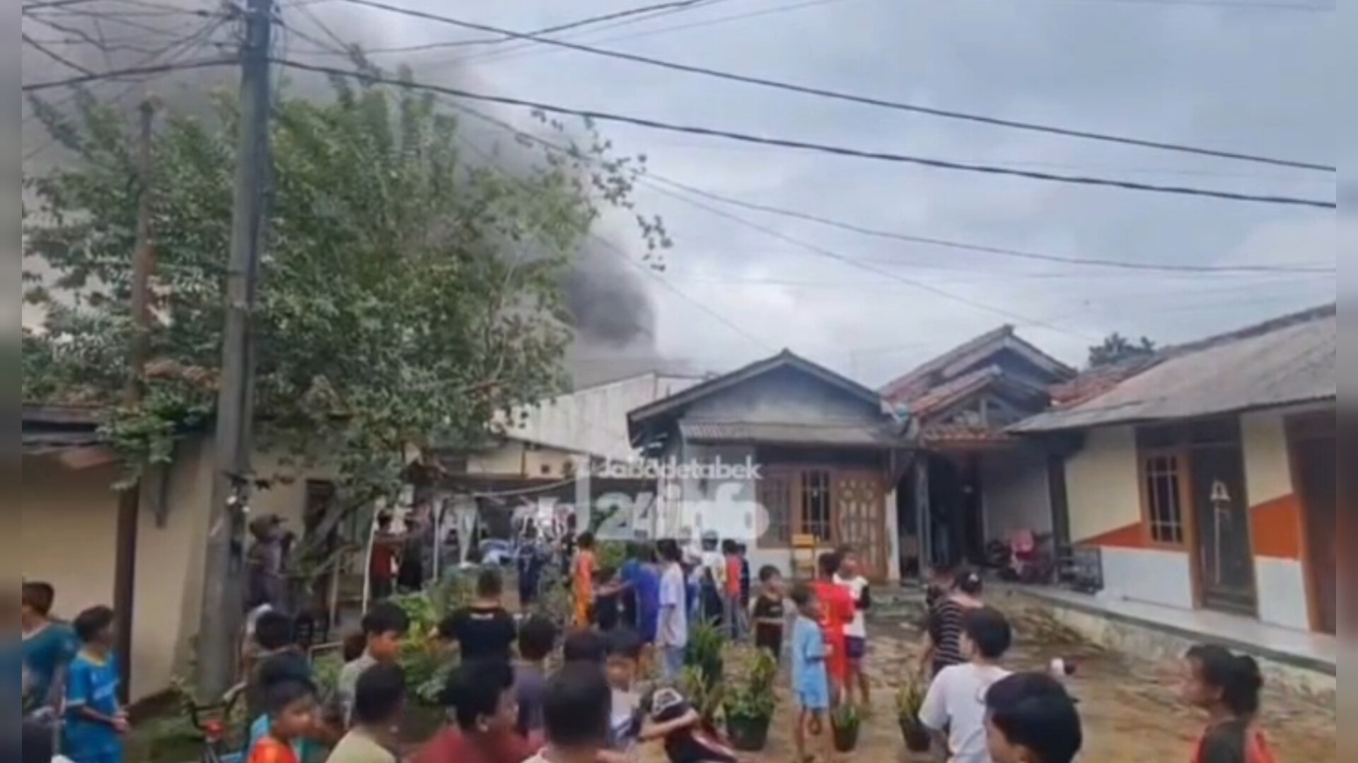 Pabrik Obat Herbal PT Phytochemindo Reksa di Bogor Terbakar, Asap Hitam Bumbung Tinggi dan Disertai Ledakan