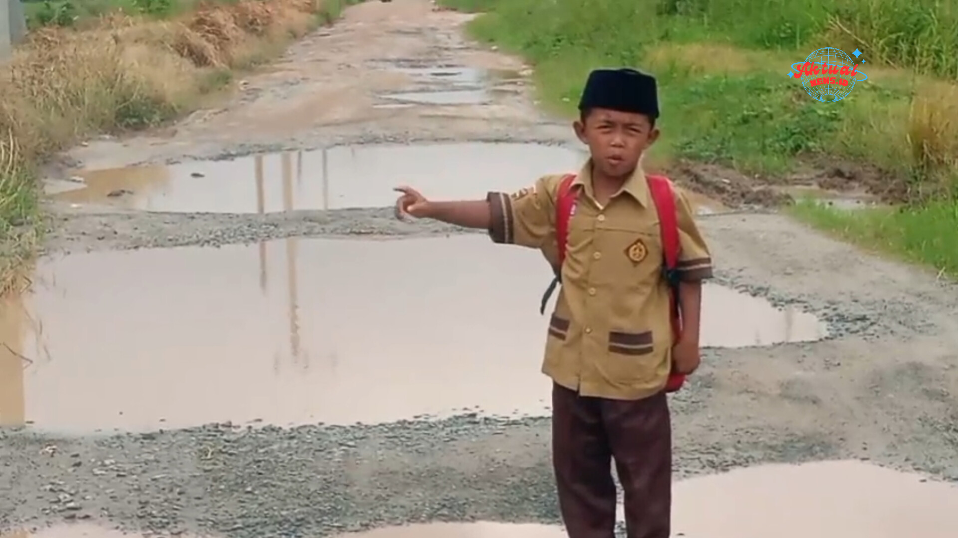 JERITAN ANAK SD NEGERI 1 PASIRAN JAYA: “JALAN KITA RUSAK SEPERTI KOBANGAN KERBAU, SUDAH 18 TAHUN TIDAK TERSEMBUH”