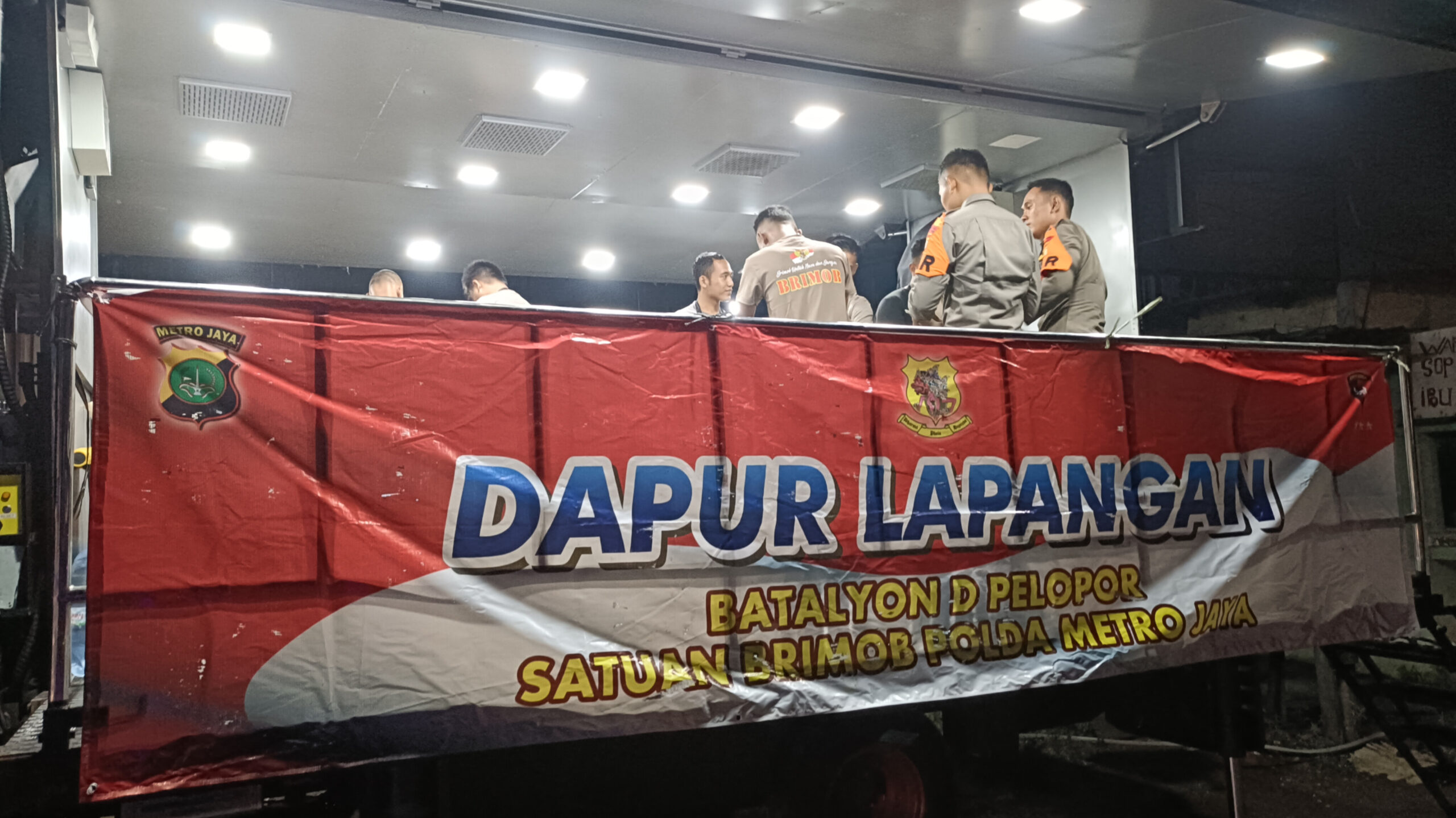 Dapur Lapangan Polisi Hadir di Tengah Bencana, Sajikan Makanan Hangat bagi Korban Banjir Cikarang