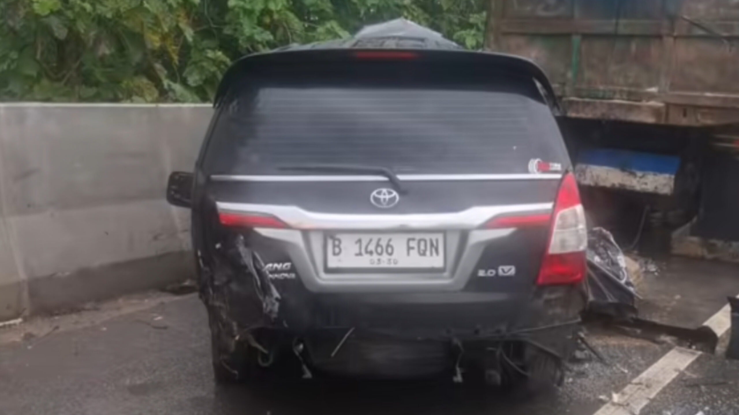 KECELAKAAN MAUT ANTARA MINIBUS DAN TRUK TERJADI DI TOL CIPULARANG KM 83 B – KABAG KESRA KABUPATEN BEKASI INDRA SATRIA NUGRAHA DIDUGA LEPAS KENDALI SAAT HUJAN DERAS