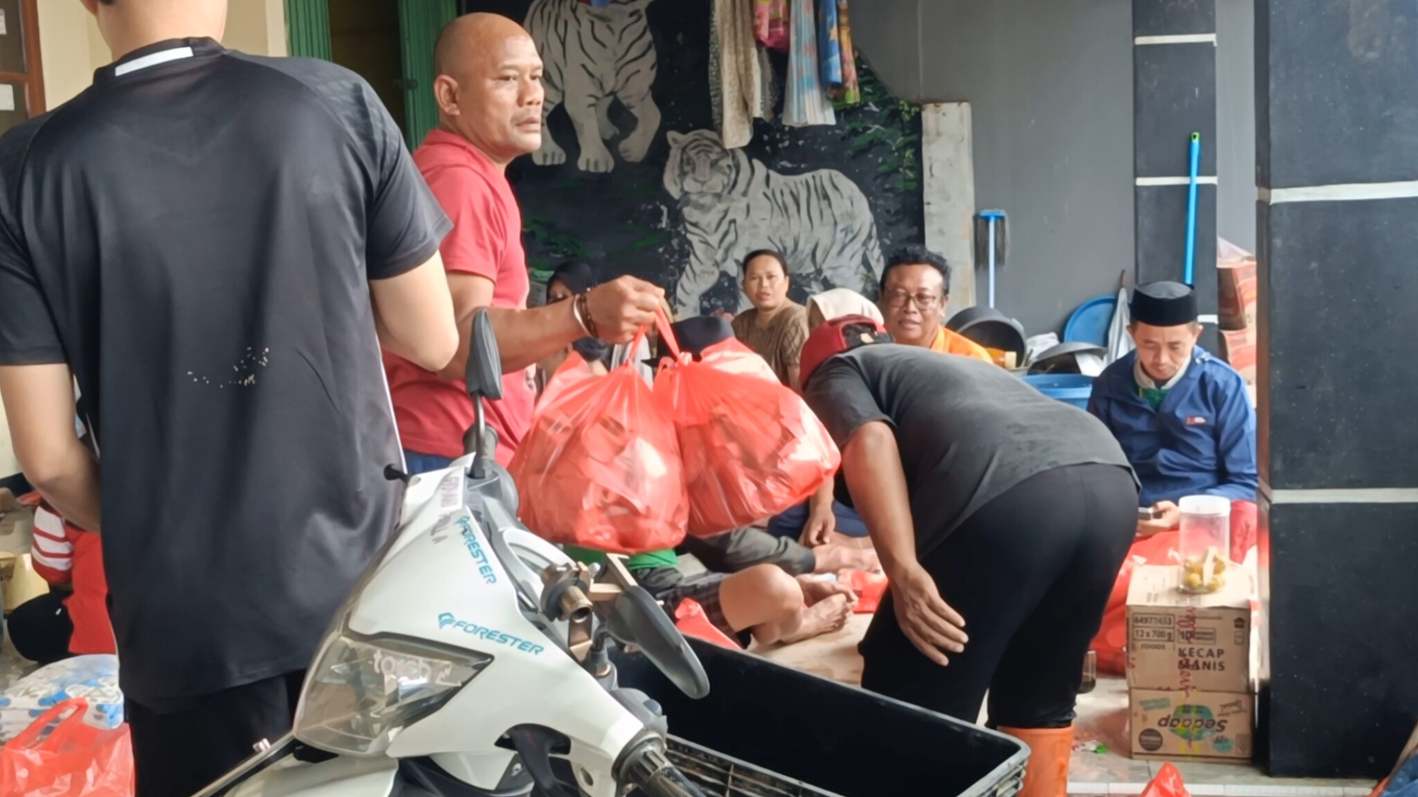 Kegiatan Rutin Bantu Warga Saat Terdampak Banjir, Pemerintah Desa dan Masyarakat Sinergi Bantu Sesama