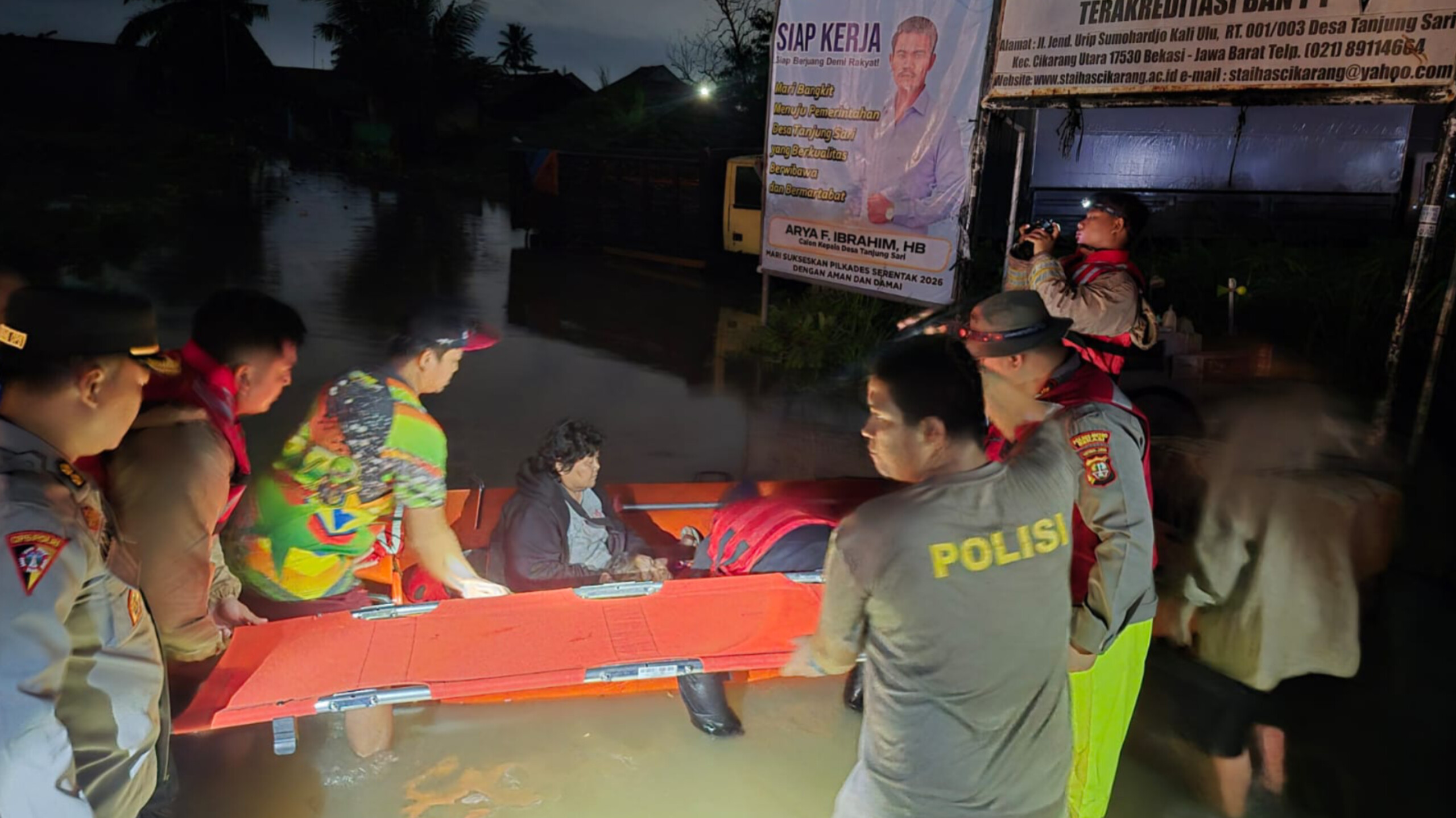 KAPOLRES METRO BEKASI DAN KAPOLSEK CIKARANG UTARA TURUN LANGSUNG TANGANI BENCANA BANJIR DI KAMPUNG KALI ULU