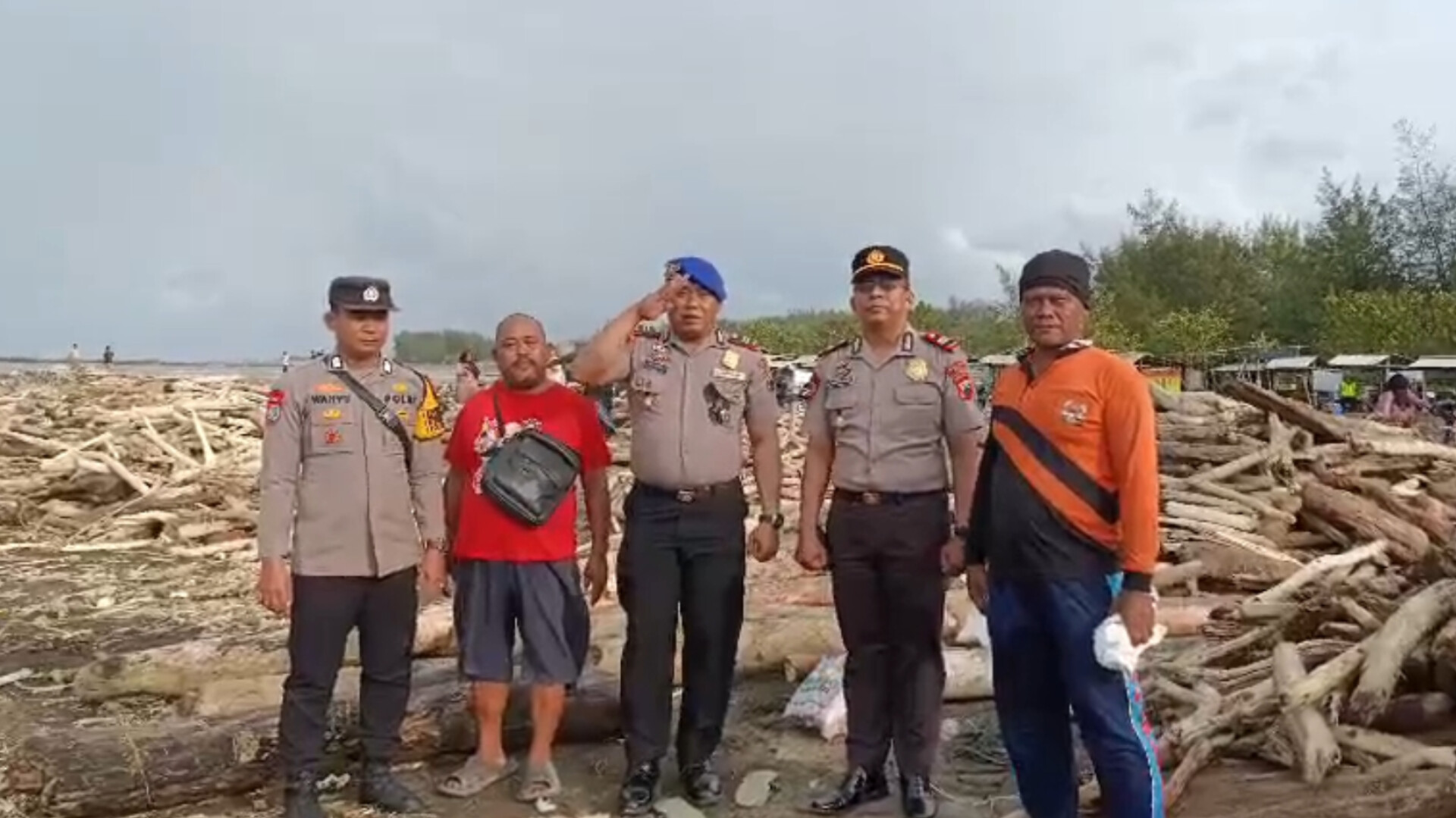 Kasat Pol Airud Polres Tegal dan Kapolsek Keramat Menanggapi Banjir Kayu di Pantai Larangan, Kondisi Perairan Juga Dilanda Cuaca Buruk