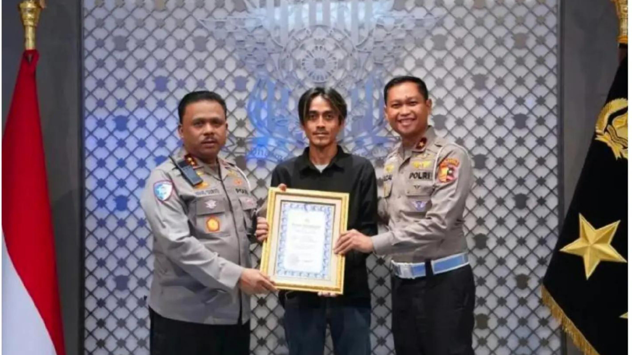 KAKORLANTAS POLRI BERI PENGHARGAAN KEPADA SOPIR TRUK WINGBOX AAN ATAS AKSI HEROIK DI TOL JAPEK – PERILAKU KEPEDULIAN BERHASIL CEGAH KECELAKAAN BESAR