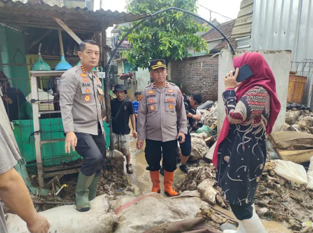 Kapolresta Bandung Pimpin Langsung Evakuasi Korban Banjir Majalaya – 289 KK Terdampak, Enam Rumah Jebol