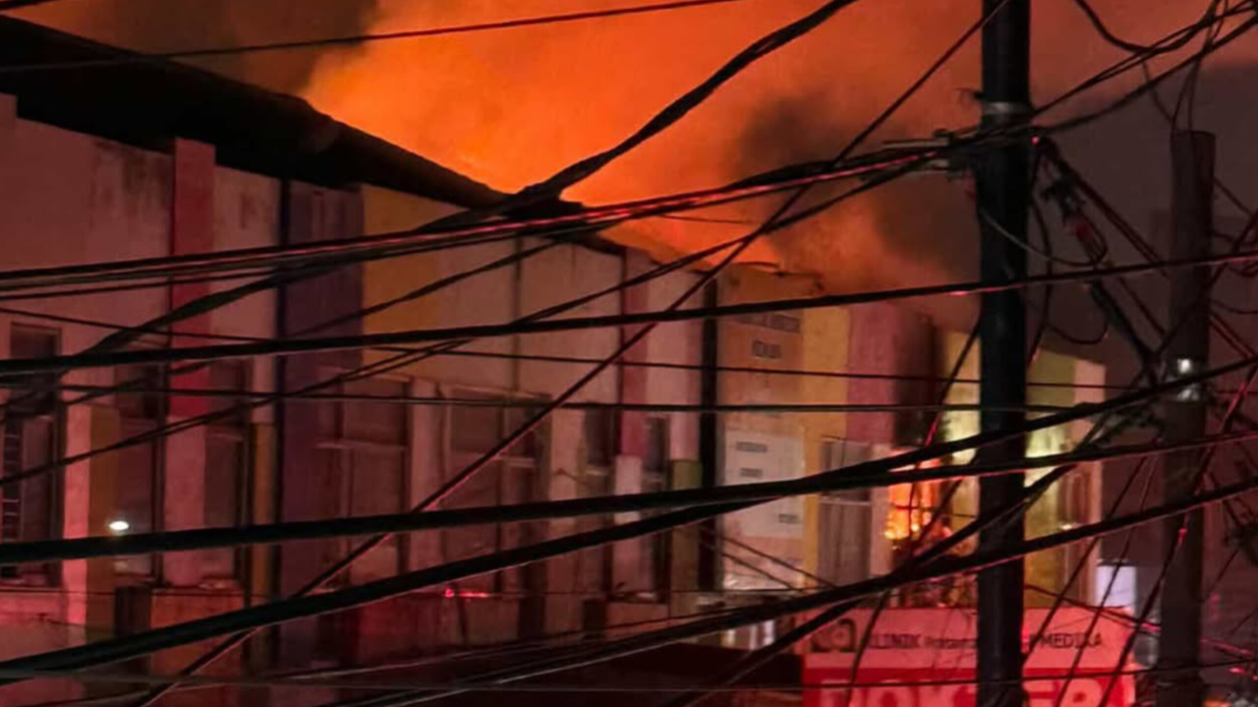 Kebakaran Besar Melanda Ruko Tekstil di Jalan Pajak, Cipadu – Petugas Pemadam Masih Berjuang Padamkan Api