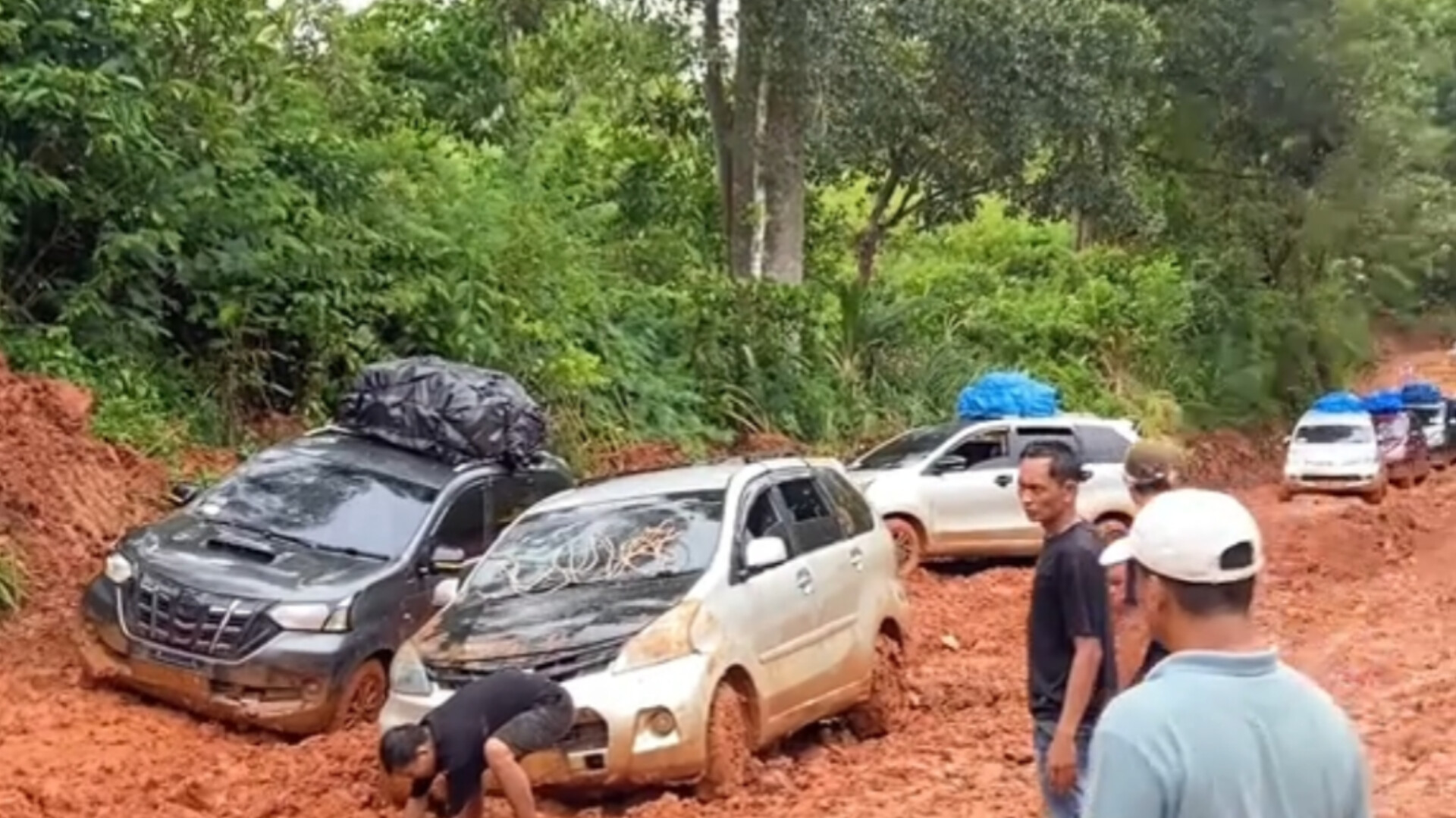 Jalan Rusak Bikin Rombongan Pengantin Terjebak Lumpur, Video Viral di Media Sosial