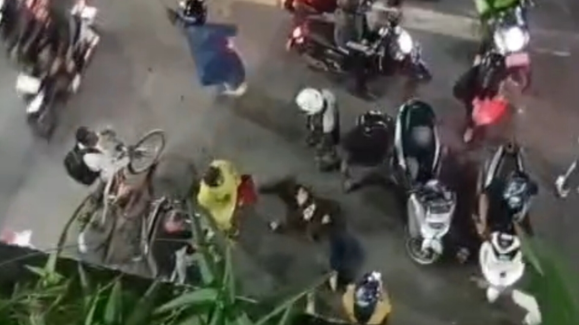 KORBAN, PEREMPUAN YANG NEKAT TERJUN DARI FLYOVER JALAN A YANI KOTA BANJARMASIN, MASIH DALAM PERAWATAN MEDIS