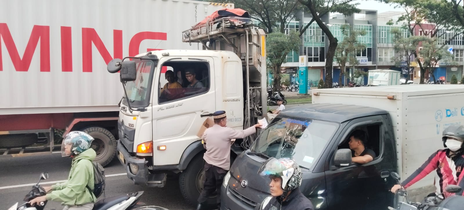 Personel Polsek Cikarang Pusat Bagikan Takjil Jelang Buka Puasa di Persimpangan Delta Mas