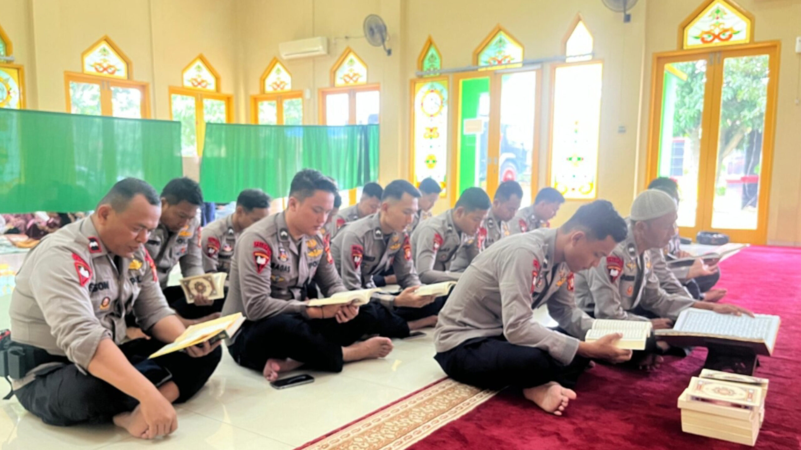 Suasana Khidmat Penuh Kekhusyukan: Tadarus Al-Qur’an Mempererat Silaturahmi Personel Batalyon D Pelopor dan Bhayangkari di Bulan Ramadhan