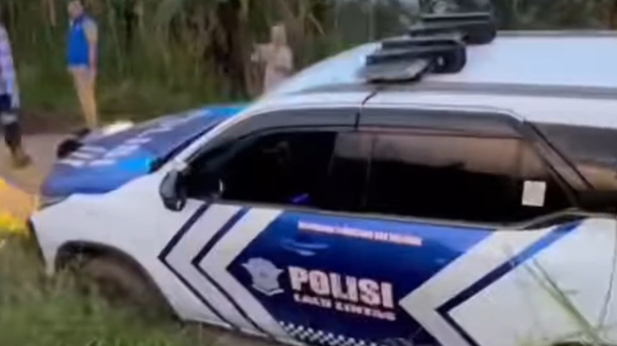 Mobil Patwal Gubernur Lampung Terperosok Lumpur di Jalan Belum Diaspal Selama 30 Tahun: Soroti Kebutuhan Perbaikan Jalan di Kawasan Transmigrasi Lama