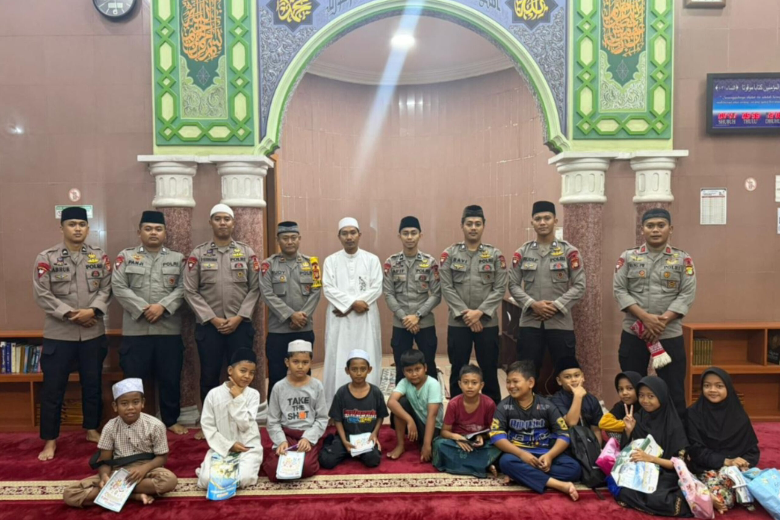Sholat Tarawih Keliling: Batalyon D Pelopor Satbrimob Polda Metro Jaya Pererat Silaturahmi dan Tingkatkan Keimanan di Bulan Ramadhan