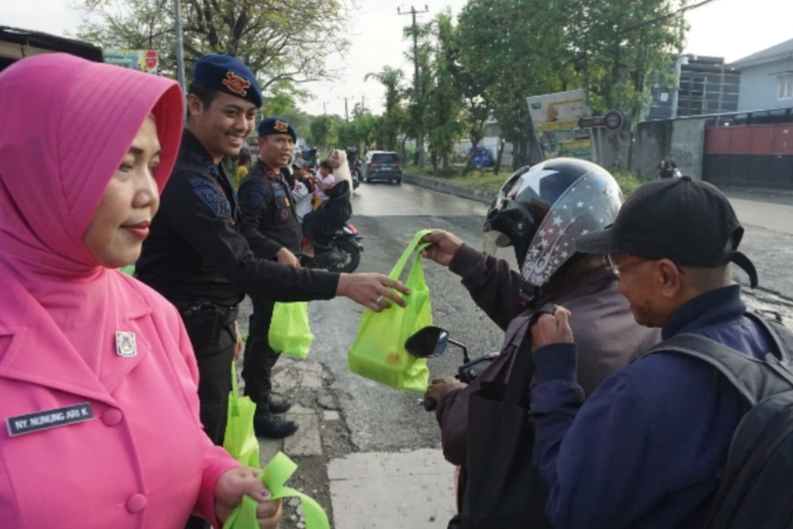 Berbagi Takjil di Bulan Suci: Batalyon D Pelopor Satbrimob Polda Metro Jaya dan Bhayangkari Pererat Silaturahmi dengan Masyarakat Bekasi
