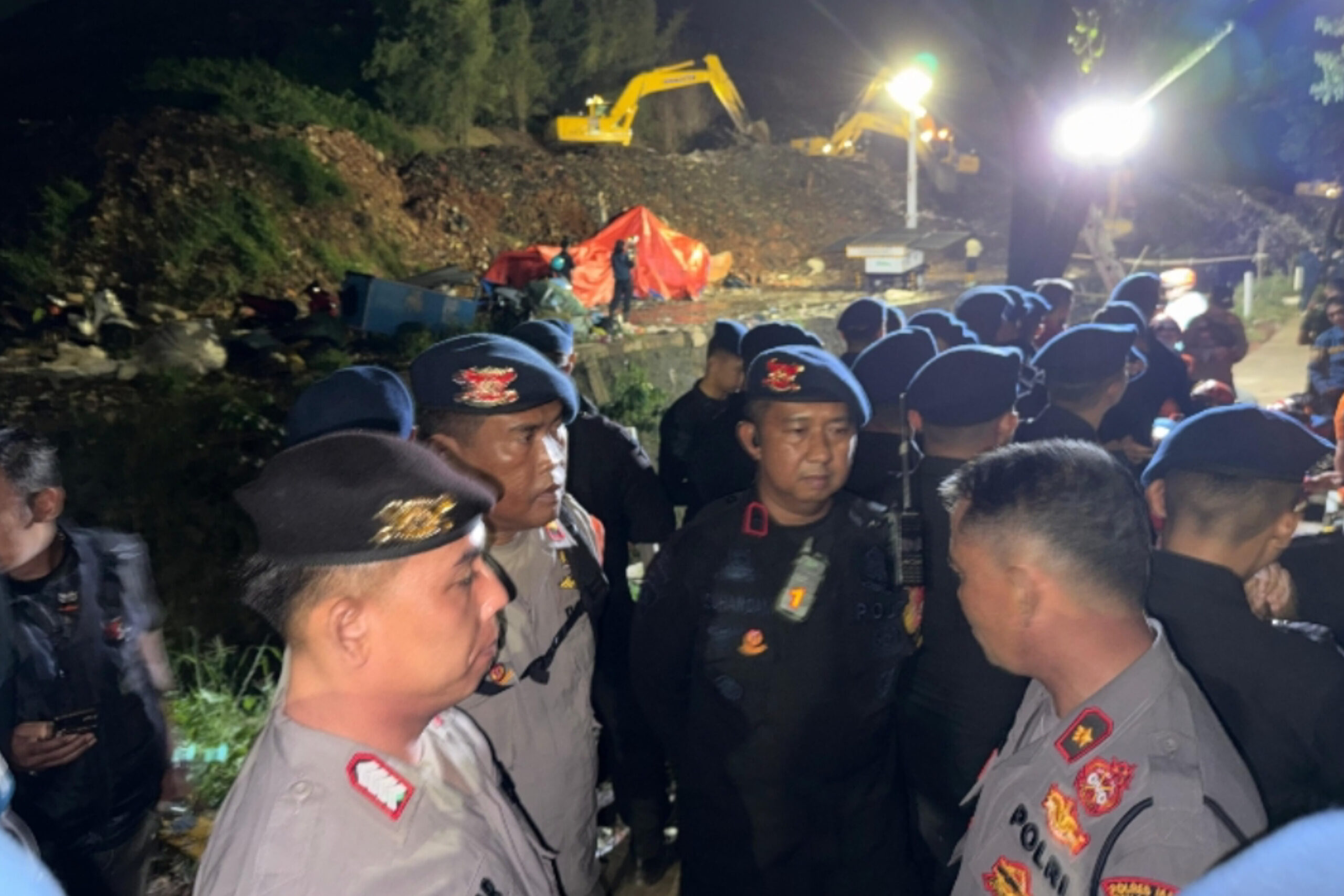 Musibah Longsor di TPST Bantargebang: Tumpukan Sampah Runtuh, Korban Tertimbun dan Upaya Penanganan Intensif