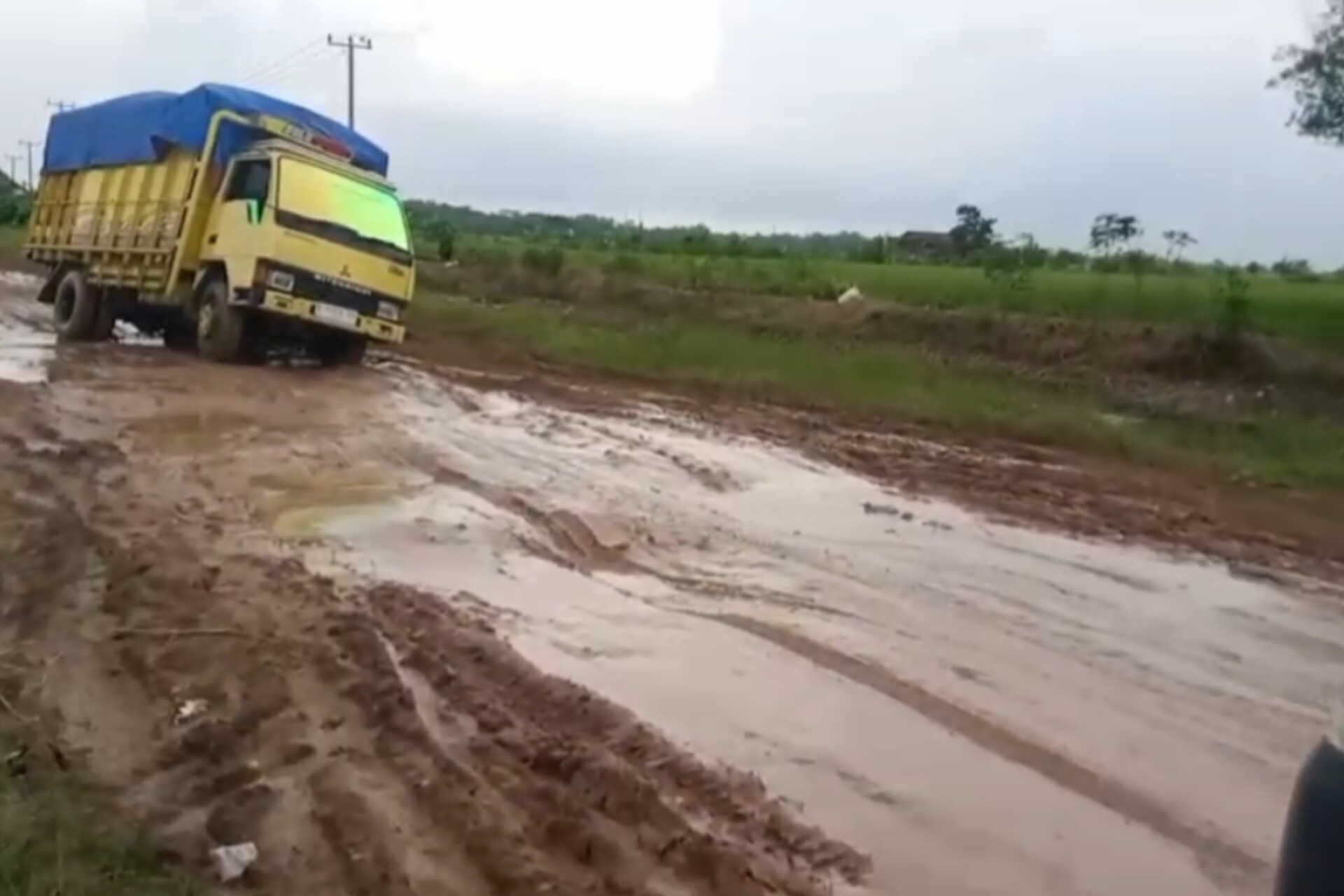 Jalan Poros Dusun Hasan Bulan Kampung Pasiran Jaya Memperhatinkan: Lubang Besar dan Genangan Air Mengganggu Akses Vital Daerah