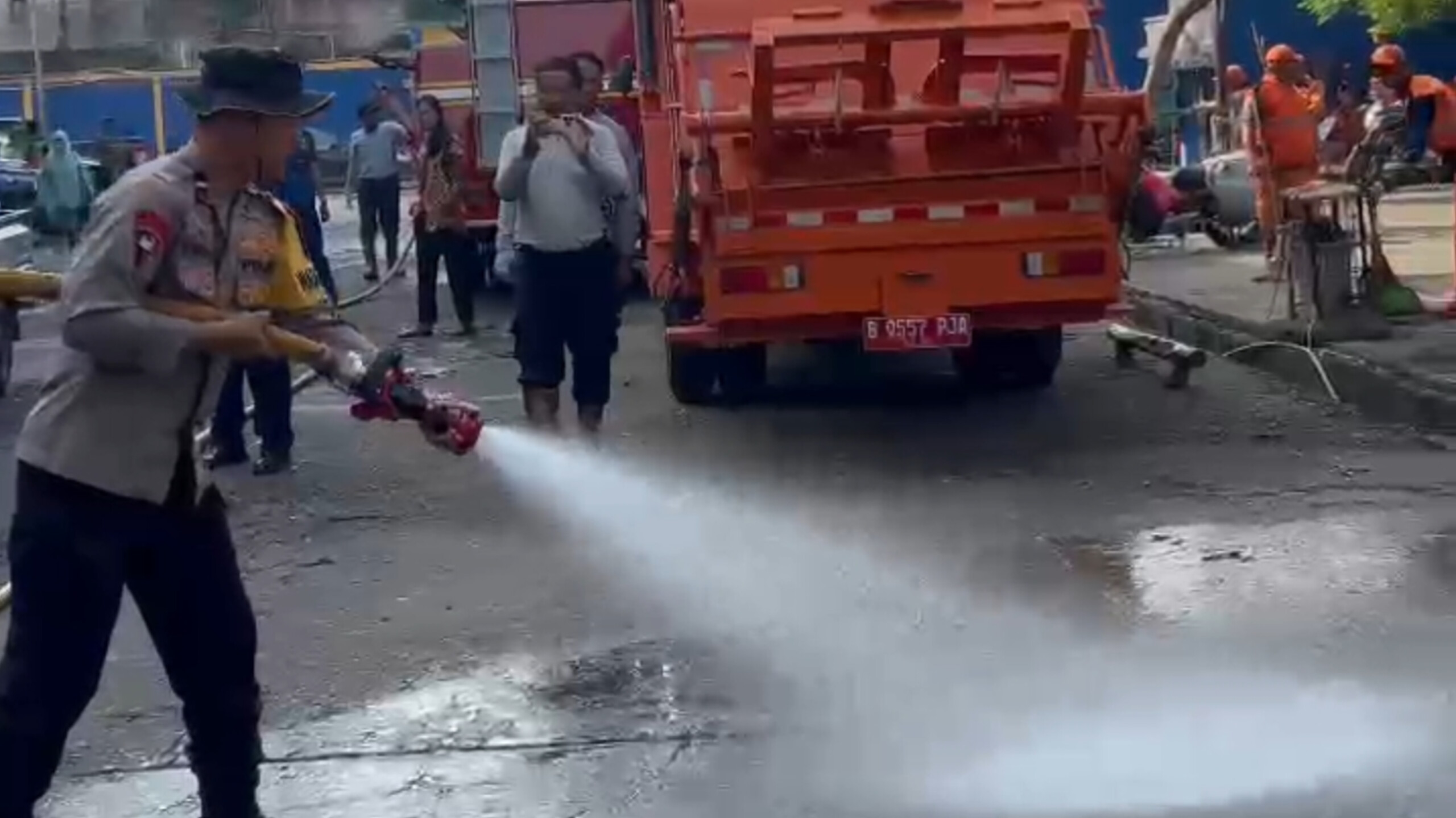 Personil Brimob Batalyon D Pelopor Polda Metro Jaya Gelar Dua Kegiatan Penting di Kramat Jati
