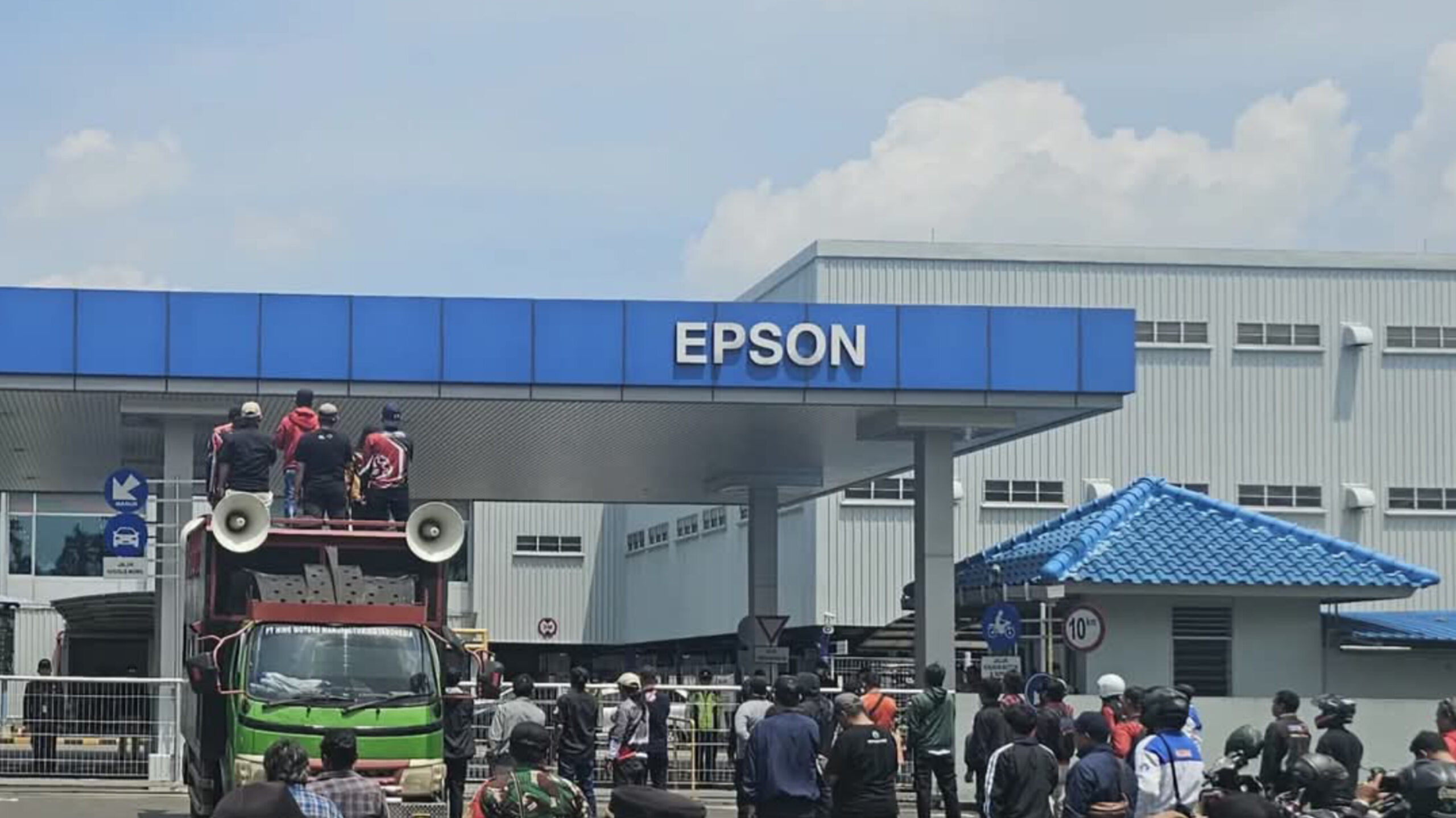 Aksi Unjuk Rasa KC FSPMI Kabupaten/Kota Bekasi Dihadapan PT Indonesia Epson Industry