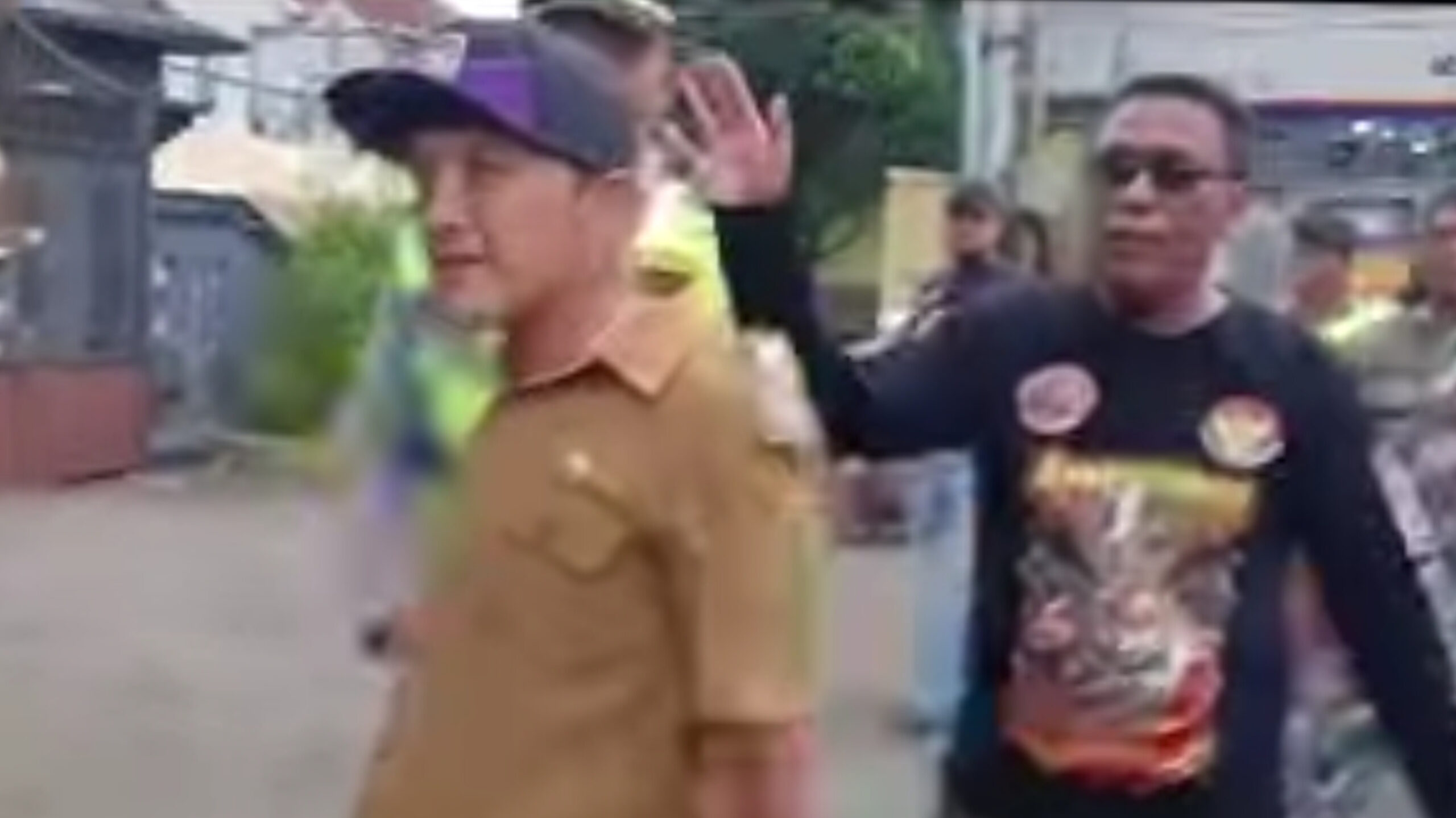 KADES HOHO DI KEROYOK – AKSI DEMONSTRASI DI BALAI DESA PURWASABA BANJARNEGARA BERUJUNG RICUH