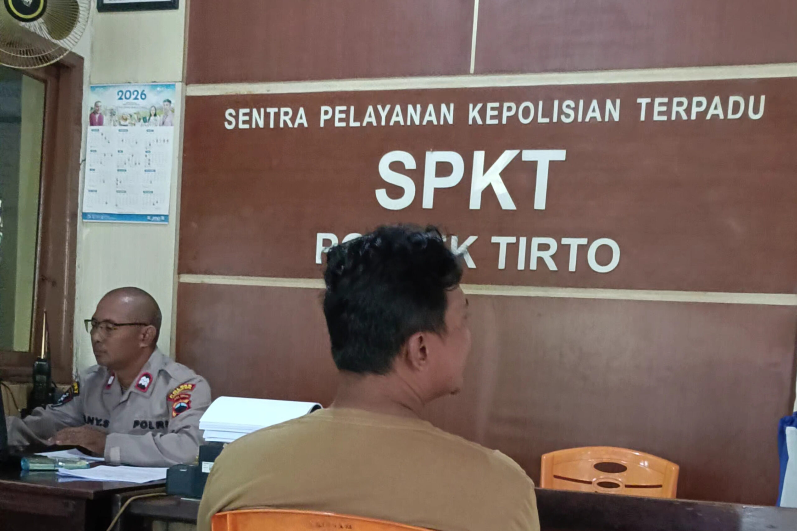 PERSONEL PIKET SPKT POLSEK TIRTO AIPTU A VANI, SH BERIKAN PELAYANAN RAMAH, CEPAT, DAN GRATIS UNTUK PEMBUATAN SURAT KETERANGAN KEHILANGAN
