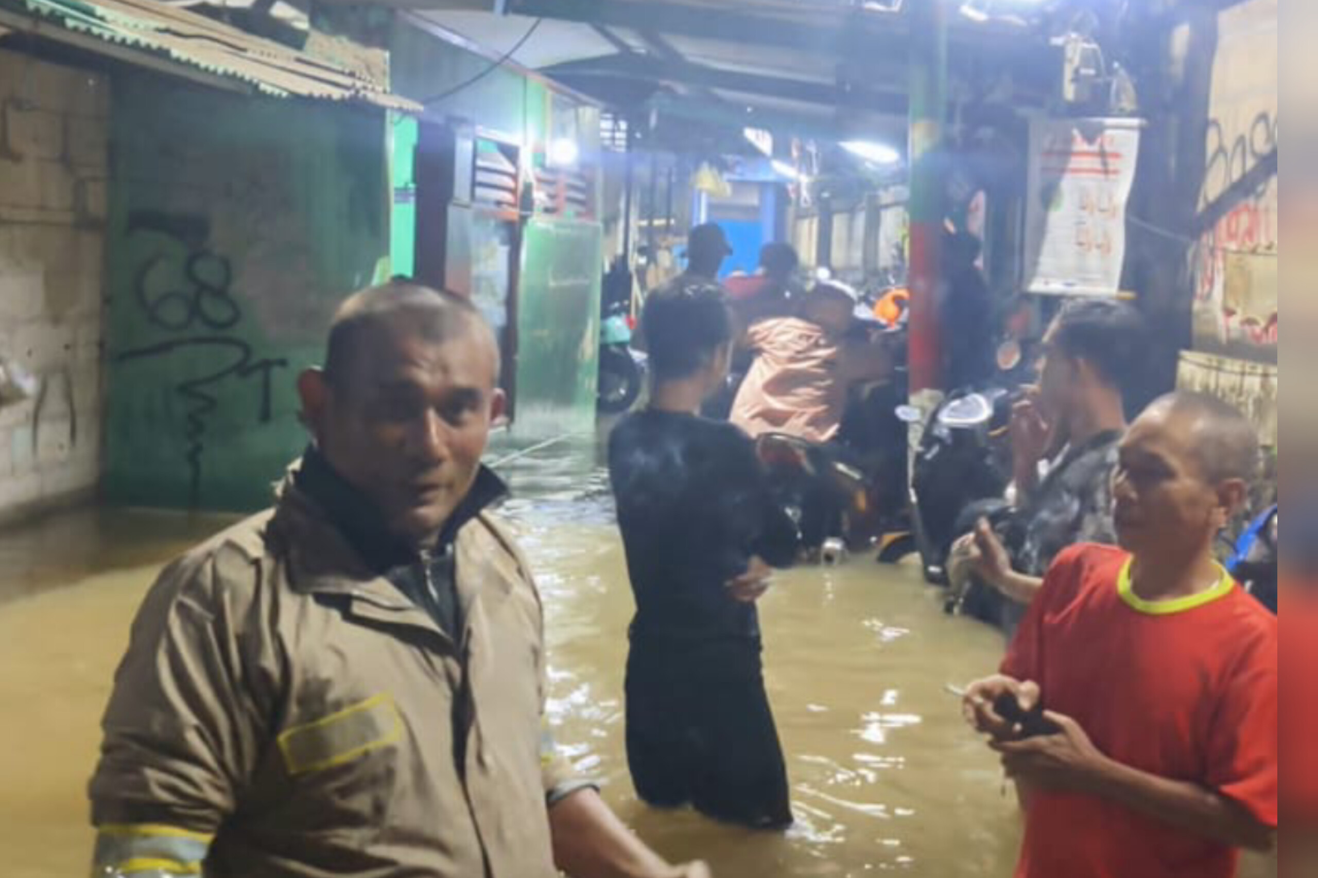 Hujan Deras Hari Pertama Lebaran Sebabkan Banjir di Sejumlah Titik Jakarta Timur