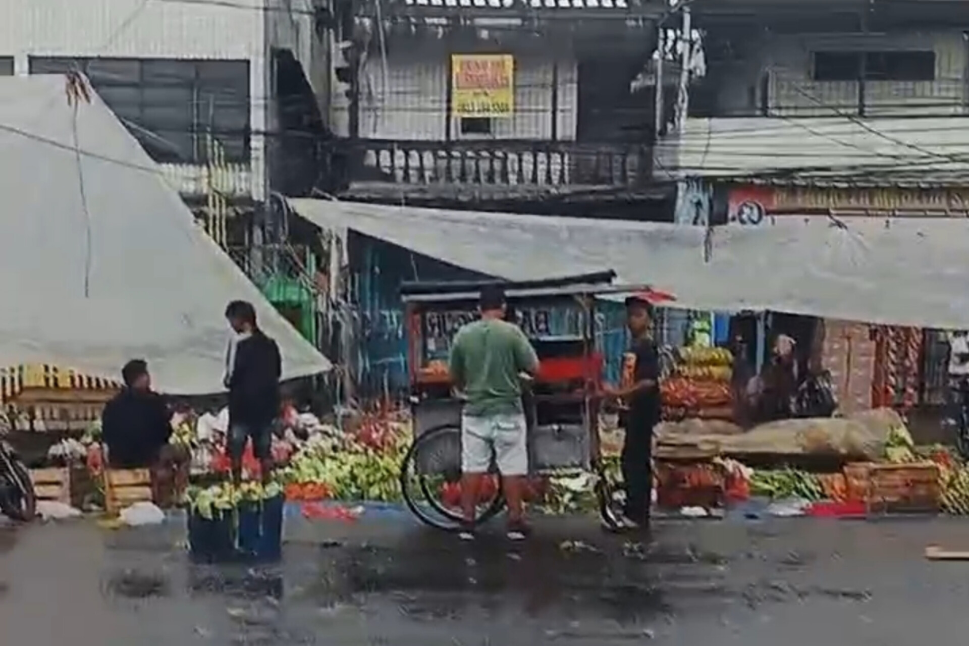 Jalan Pasar Baru Bekasi Becek dan Semrawut, Warga Minta Tindakan Cepat dari Pemerintah