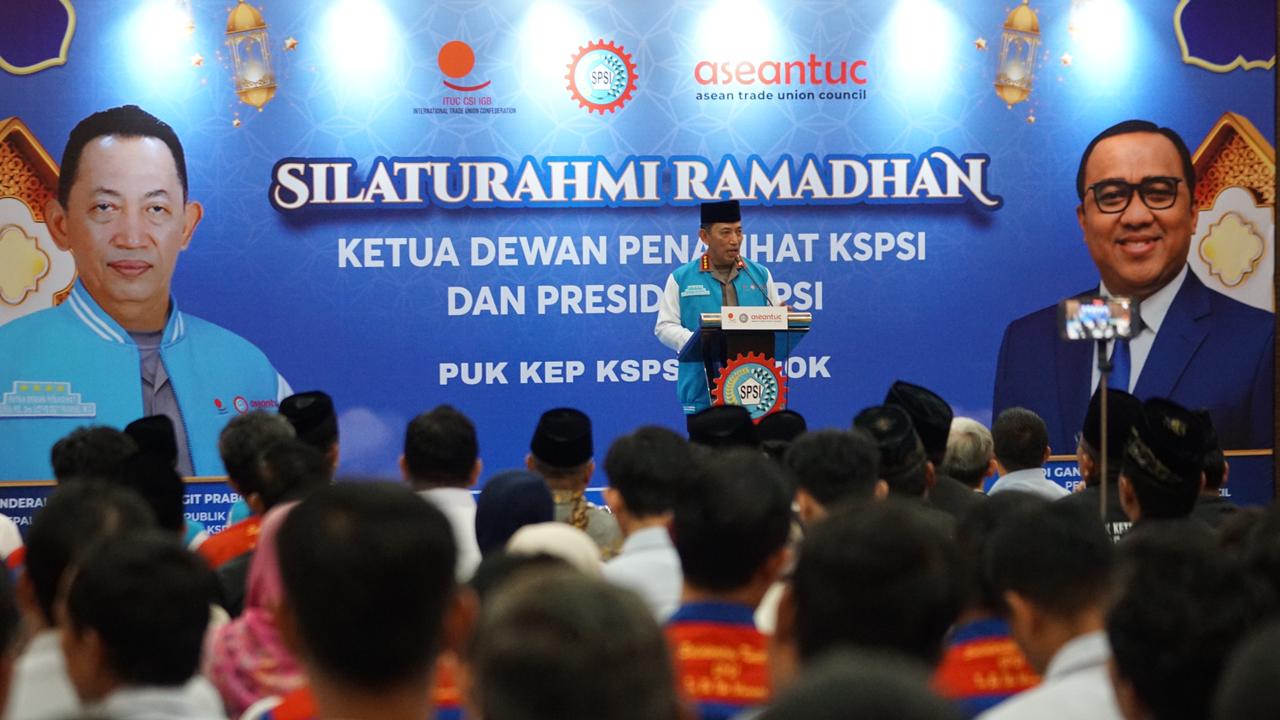 Kapolri Buka Puasa Bersama Buruh KSPSI di Bekasi, Santuni Anak Yatim dan Salurkan Sembako