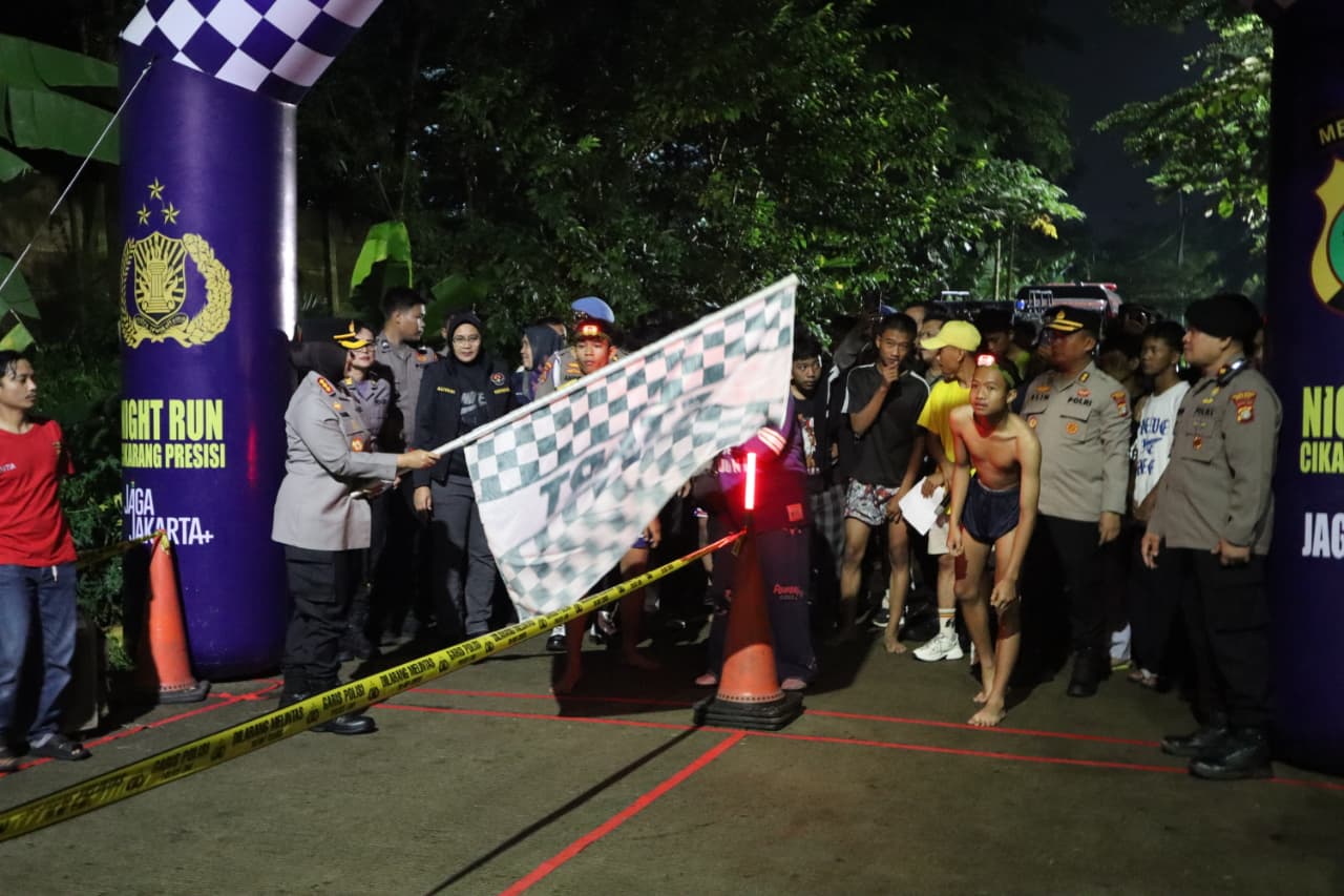 Polres Metro Bekasi Gelar Night Run di Stadion Wibawamukti, Ratusan Remaja Ramaikan Lari Malam