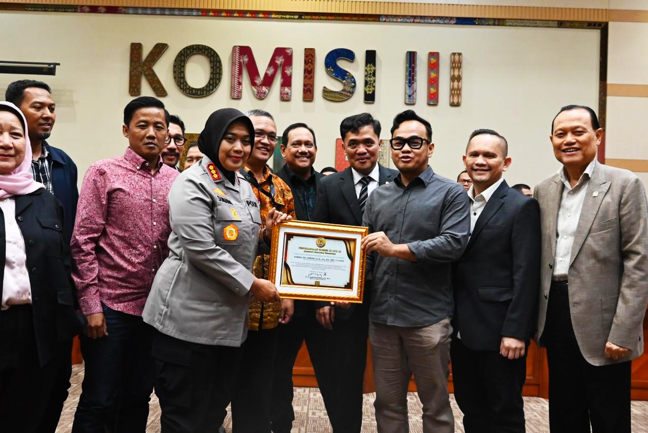 Komisi III DPR RI Berikan Penghargaan kepada Kapolres Metro Bekasi atas Keberhasilan Mediasi Konflik Warga dan Pengembang
