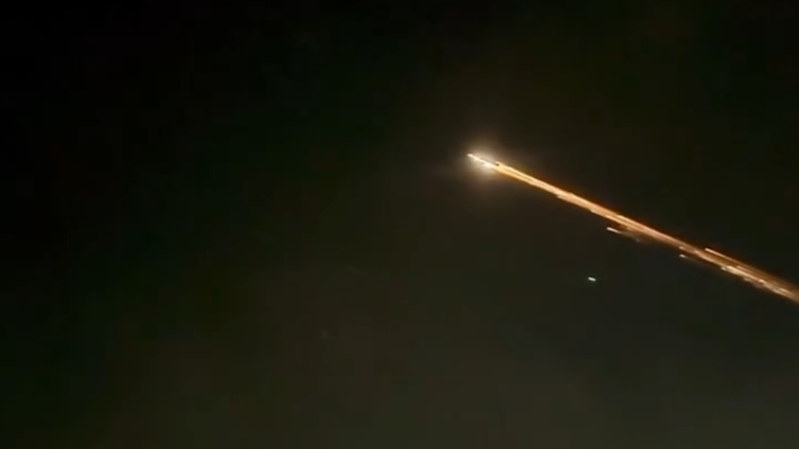 CAHAYA MISTERIUS MELINTAS DI LANGIT INDONESIA: BUKAN METEOR, BUKAN KOMET, TERNYATA DEBRIS ANGKASA