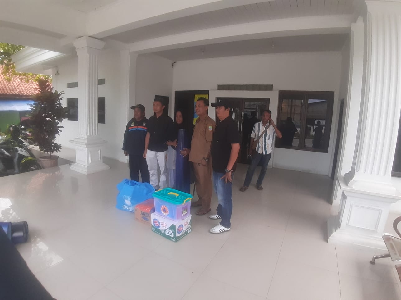 RESPONS CEPAT! PEMERINTAH DESA KARANG ASIH SALURKAN BANTUAN BAGI KORBAN RUMAH RUBUH