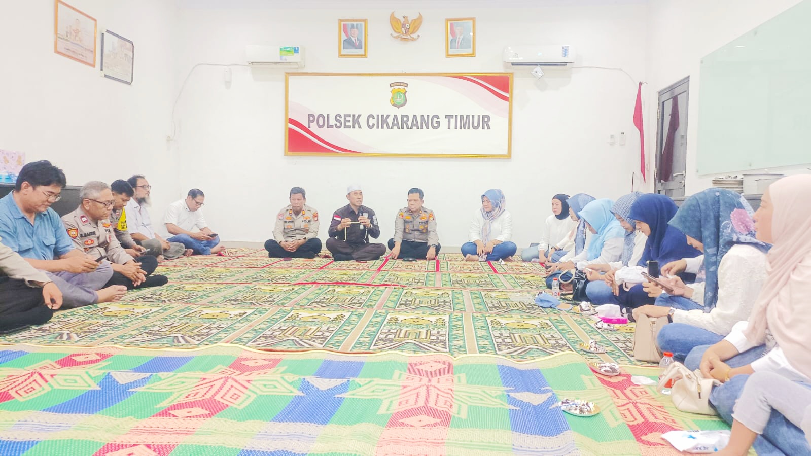 Polsek Cikarang Timur Gelar Halalbihalal, Syukuran Ulang Tahun, dan Pelepasan Anggota Pindah Tugas