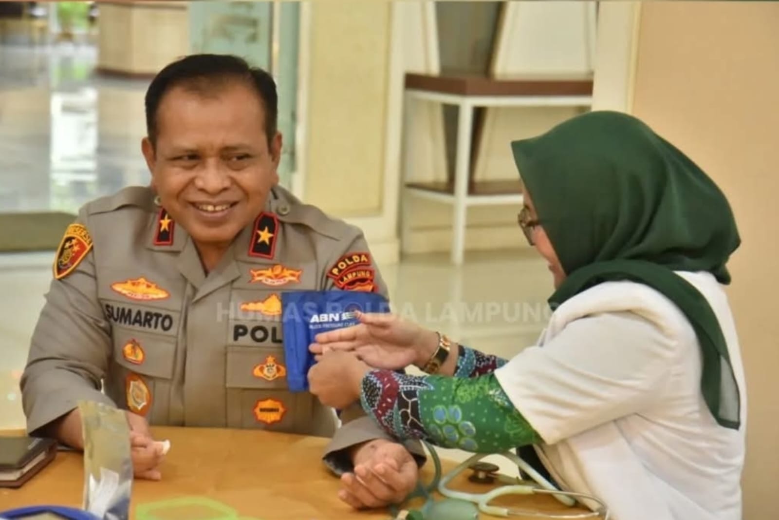 WUJUD KEPEDULIAN DAN KEMANUSIAAN: Wakapolda Lampung Pimpin Langsung Kegiatan Pengecekan Kesehatan dan Donor Darah