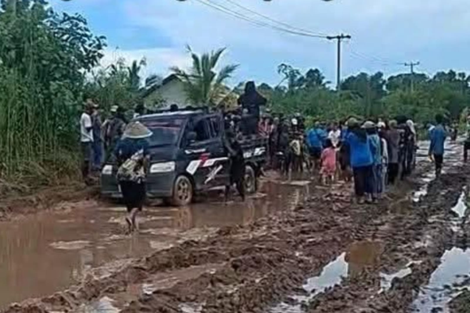 SINDIRAN TAMPAR! Bang Taun Turun ke “Jalan Kubangan Babi”, Warga Tulangbawang Geram Sudah 20 Tahun Diabaikan
