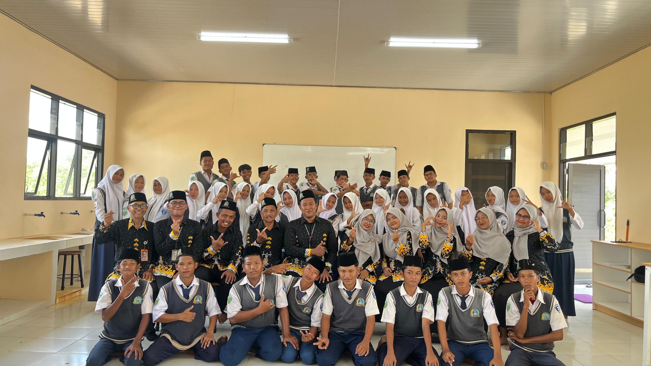 MOMEN BERHARGA! Foto Kenang-kenangan Kelas 9 SMP Islam Al Muttaqin Sebelum Wisuda