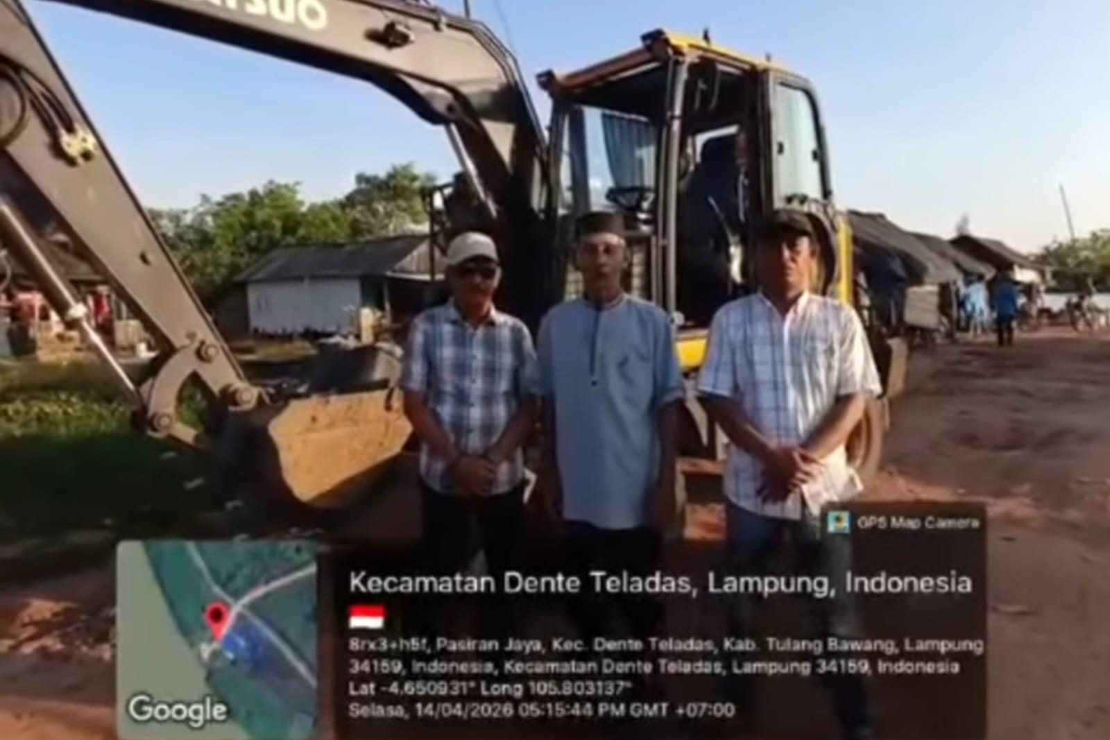 MENDADAK BERTINDAK! excavator Turun Perbaiki “Jalan Kobangan Babi” yang Viral, Warga Curiga Hanya untuk Tutup Malu