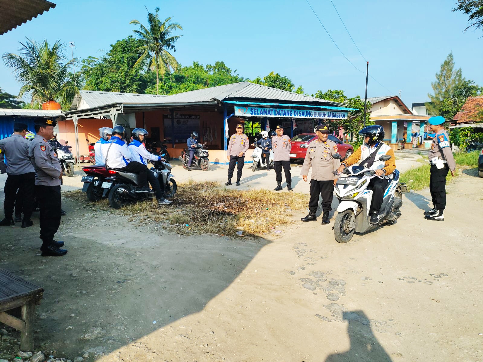 AMAN DAN KONDUSIF! Polsek Cikarang Timur Kawal Keberangkatan Aksi Buruh FSPMI Menuju DPR RI