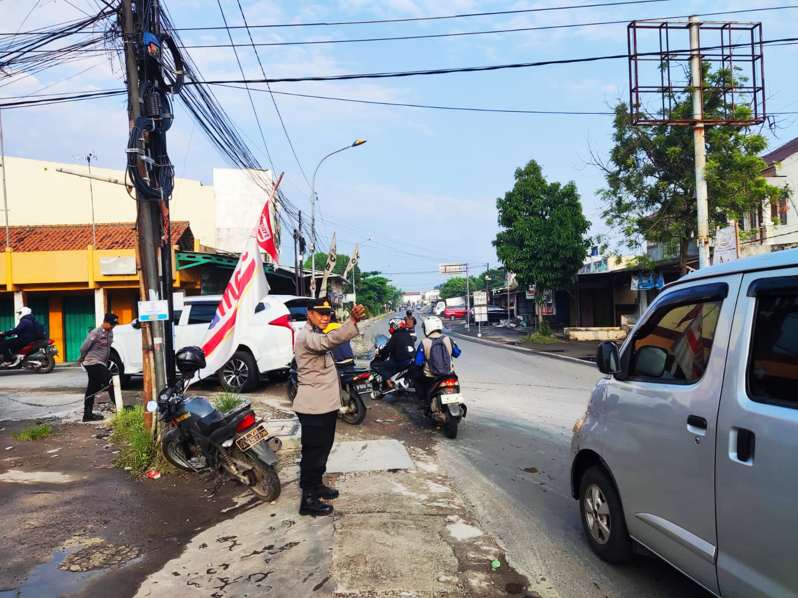 SIAP MELAYANI! Polsek Cikarang Timur Gelar Yanmas Pagi, Amankan Titik Rawan Macet & Perlintasan KA