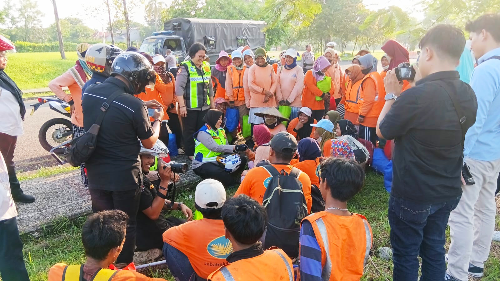 HARI KARTINI: Polwan Polres Metro Bekasi Gelar Baksos, Apresiasi Perjuangan “Kartini Masa Kini” di Sektor Informal
