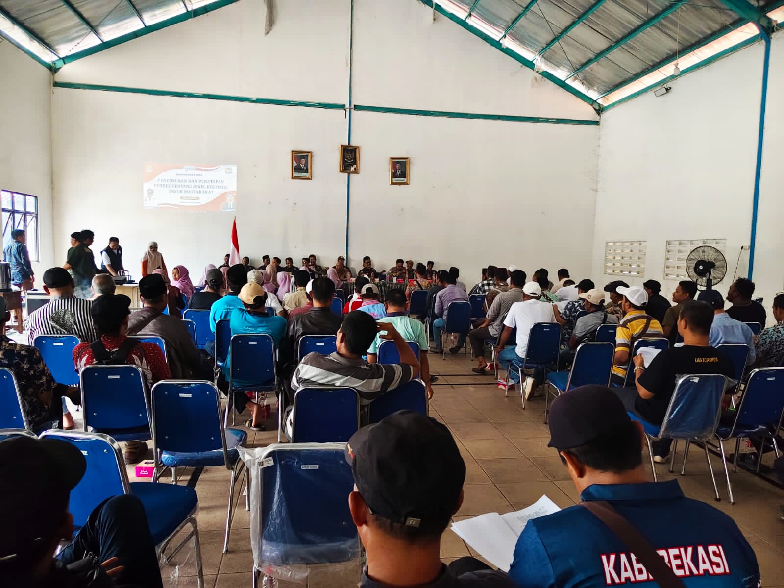 AMAN DAN TERTIB: Polsek Cikarang Timur Pengamanan Musdes Penyusunan Perdes di Jatireja